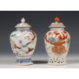 China, twee famille rose porseleinen theebusjes, Qianlong periode (1736-1795),