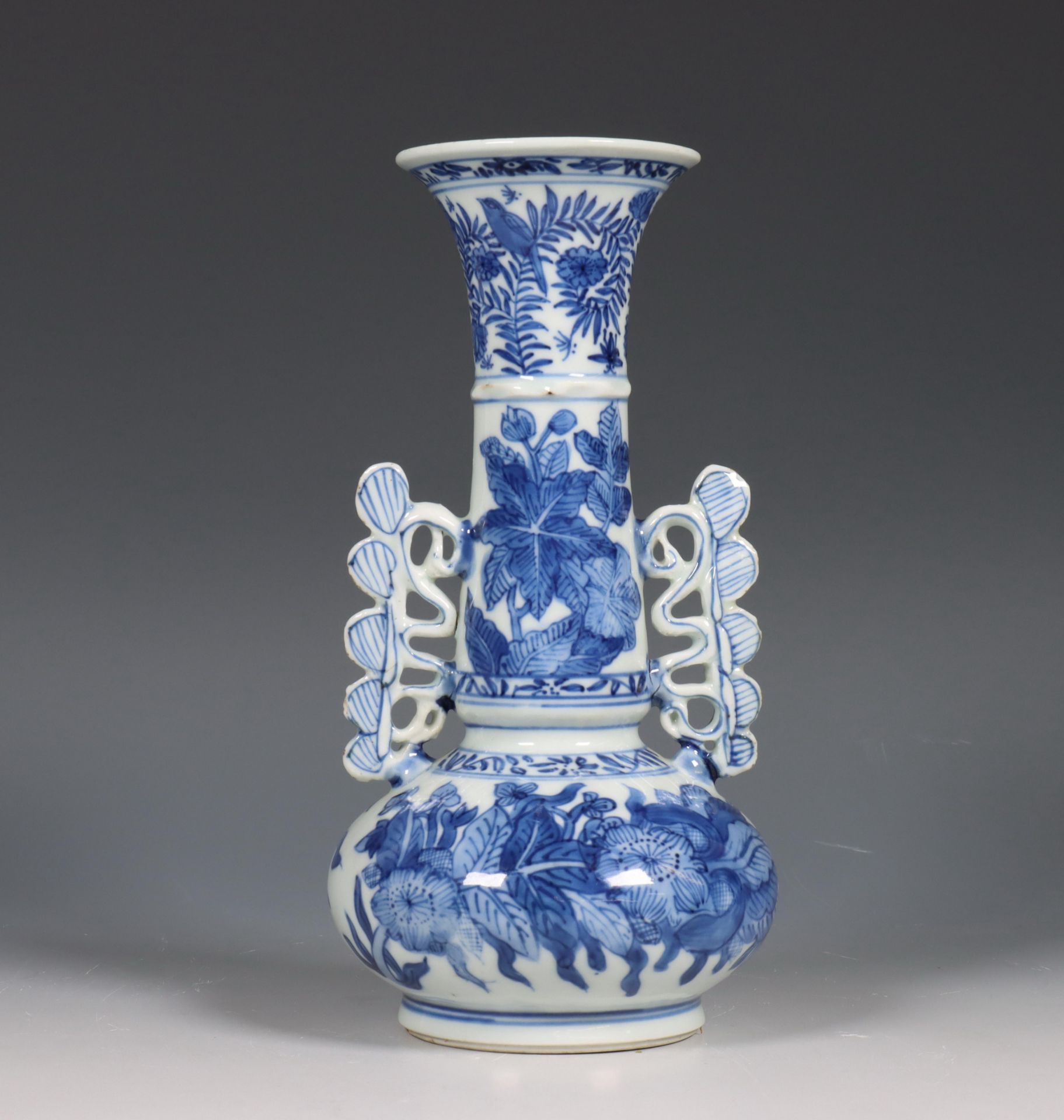 China, blauw-wit porseleinen 'Venetiaans glas' vaas, Kangxi periode (1662-1722)