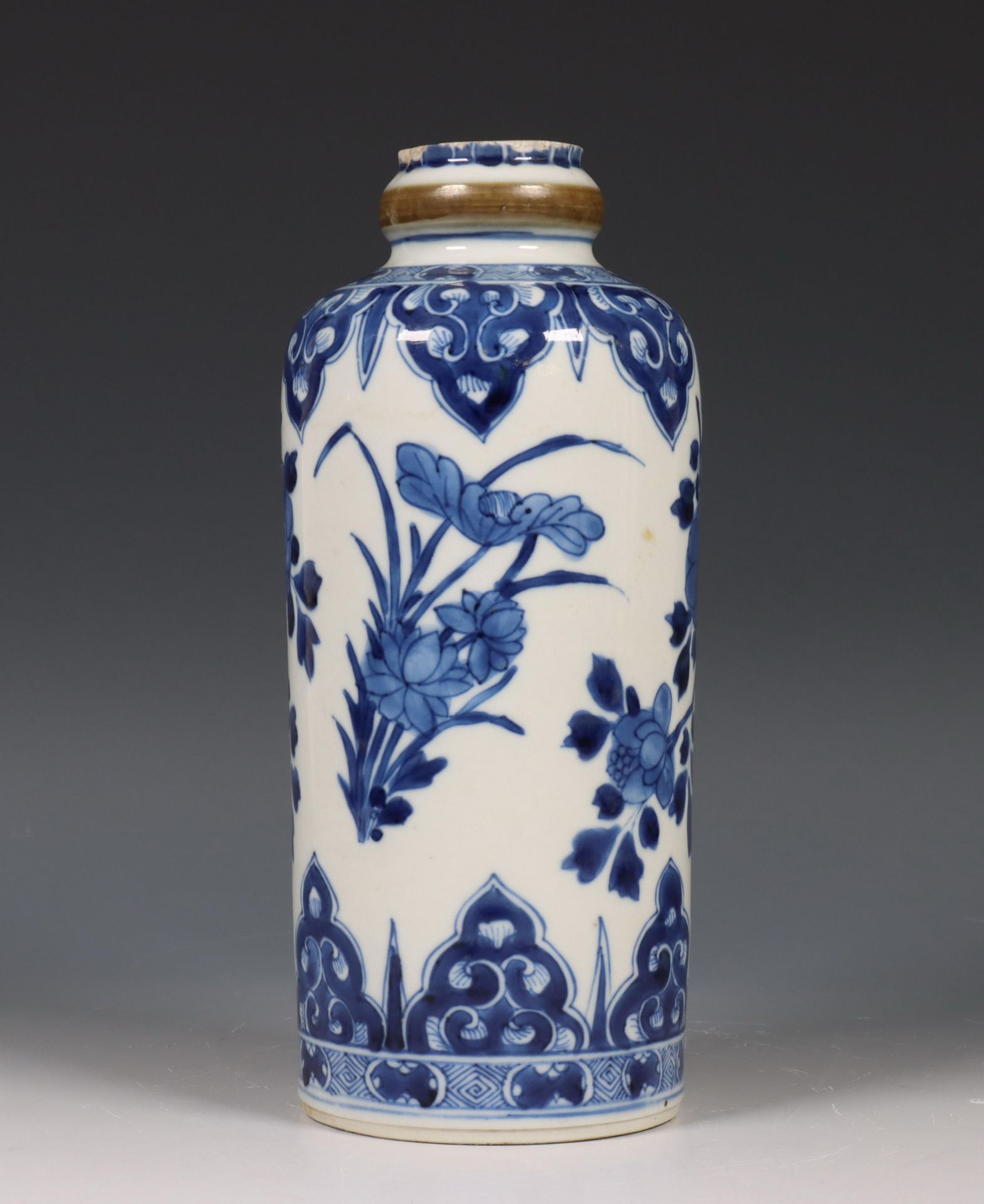 China, blauw-wit porseleinen rouleau vaas, Kangxi periode (1662-1722), - Bild 8 aus 9