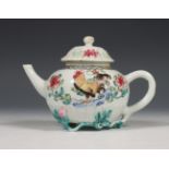 China, famille rose porseleinen 'hanen' theepot, Qianlong periode (1736-1795),