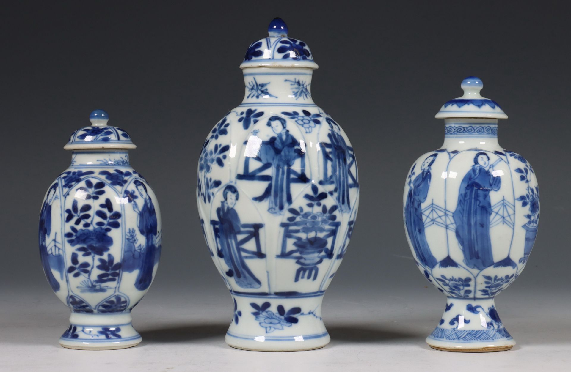 China, drie blauw-wit porseleinen theebusjes, Kangxi periode (1662-1722), - Bild 4 aus 8