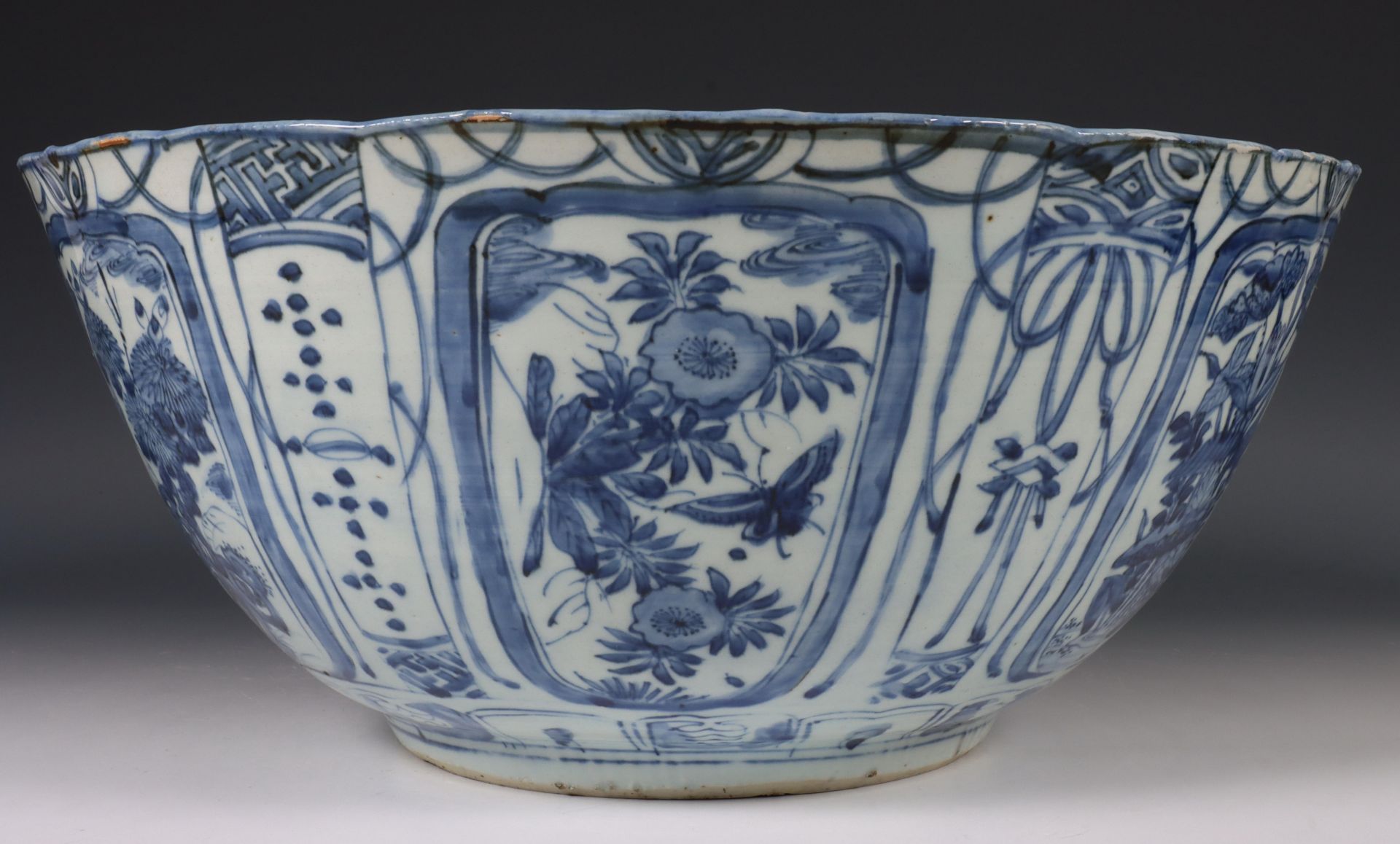 China, grote blauw-wit kraakporseleinen kom, Wanli periode (1572-1620), - Bild 14 aus 21