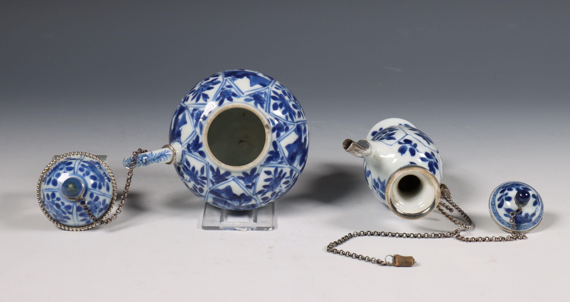 China, zilvergemonteerd blauw-wit porseleinen kannetje en mosterdpotje, Kangxi periode (1662-1722), - Bild 6 aus 6