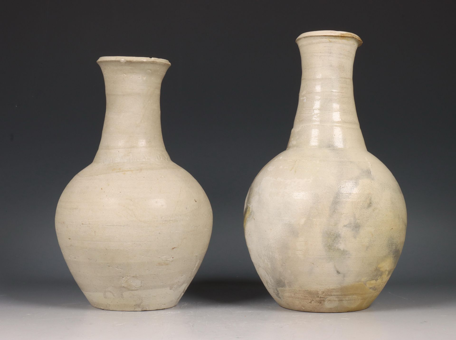 China, twee crème-geglazuurde porseleinen vazen, Noordelijke Song-dynastie, 10e-12e eeuw,