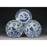 China, een paar blauw-wit porseleinen 'lotus' borden en een enkel bord, 18e eeuw,