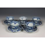 China, set van vijf blauw-wit porseleinen koppen en schotels, 18e eeuw,