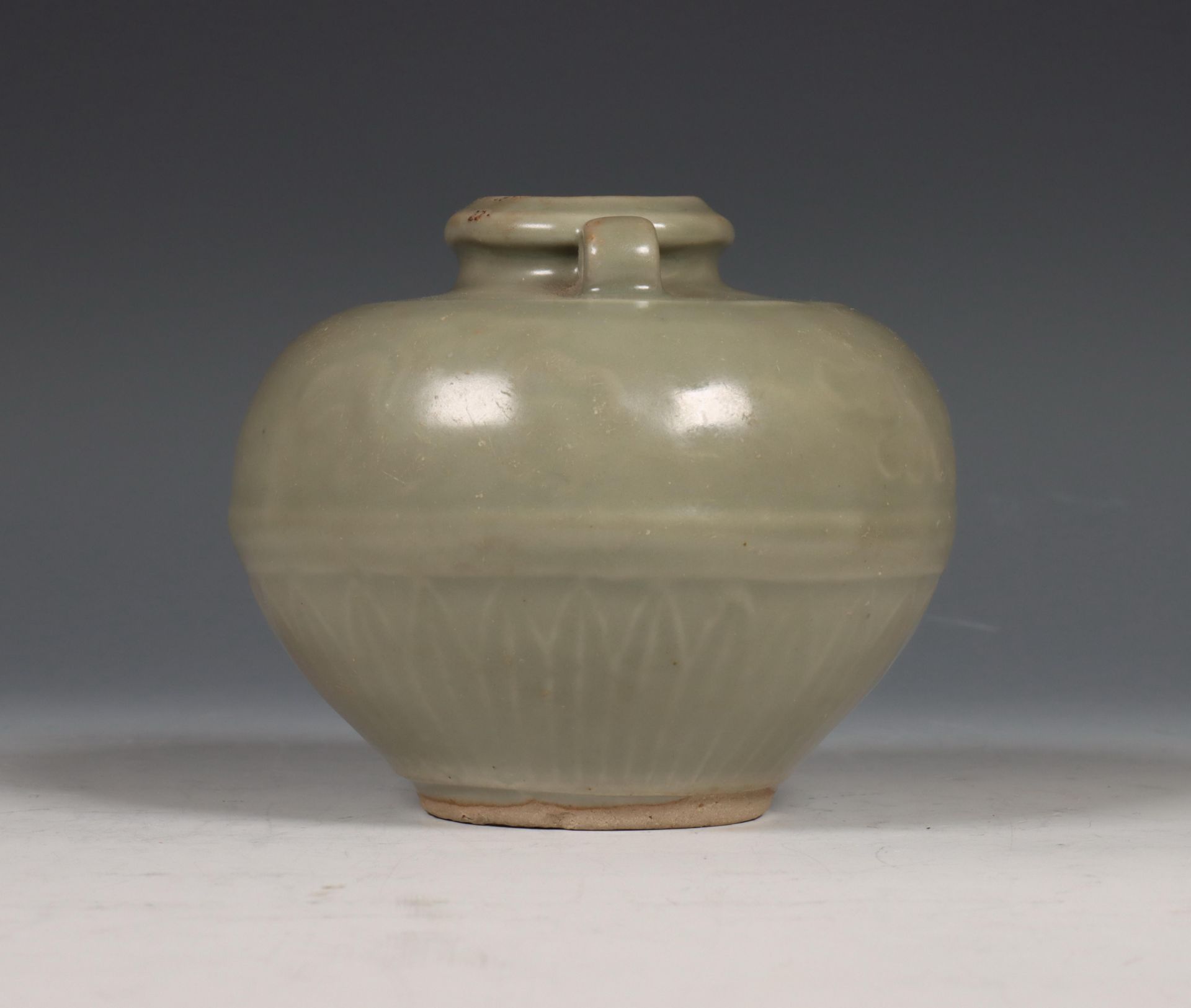 China, celadon geglazuurd vaasje, Ming-dynastie (1368-1644), - Bild 3 aus 6