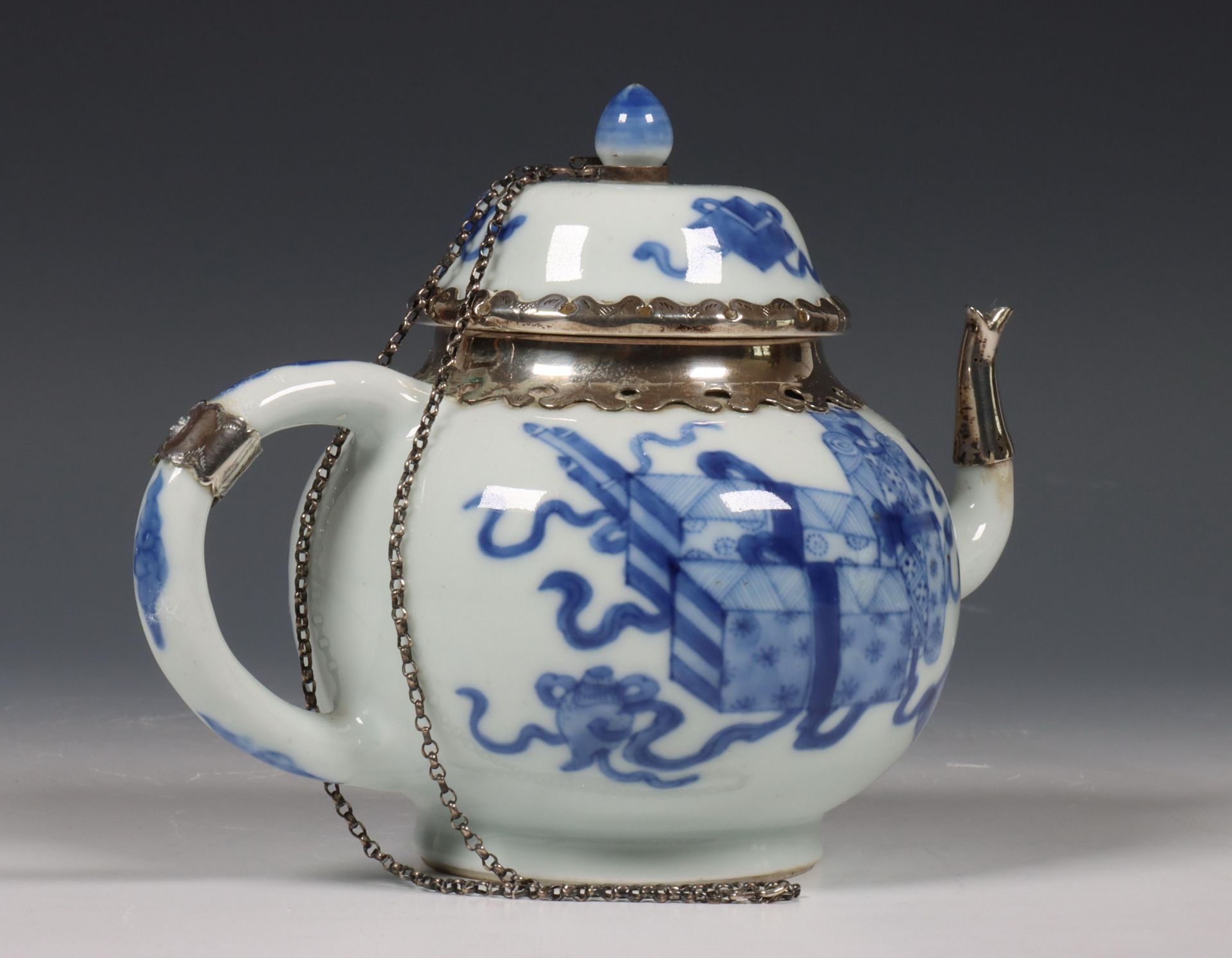 China, een zilvergemonteerde blauw-wit porseleinen theepot, Kangxi periode (1662-1722), het zilver l - Bild 8 aus 10