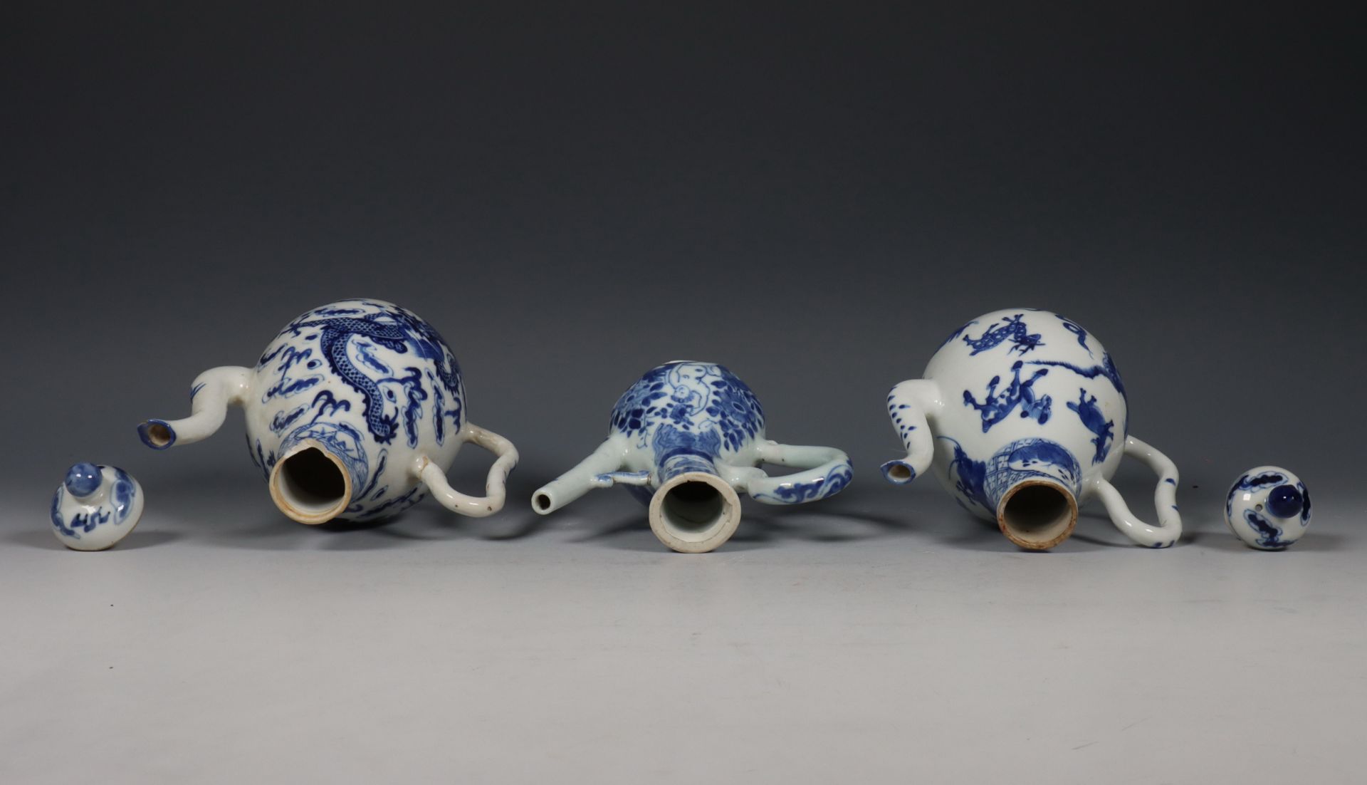 China, drie blauw-wit porseleinen schenkkannen, 18e-19e eeuw, - Bild 3 aus 8