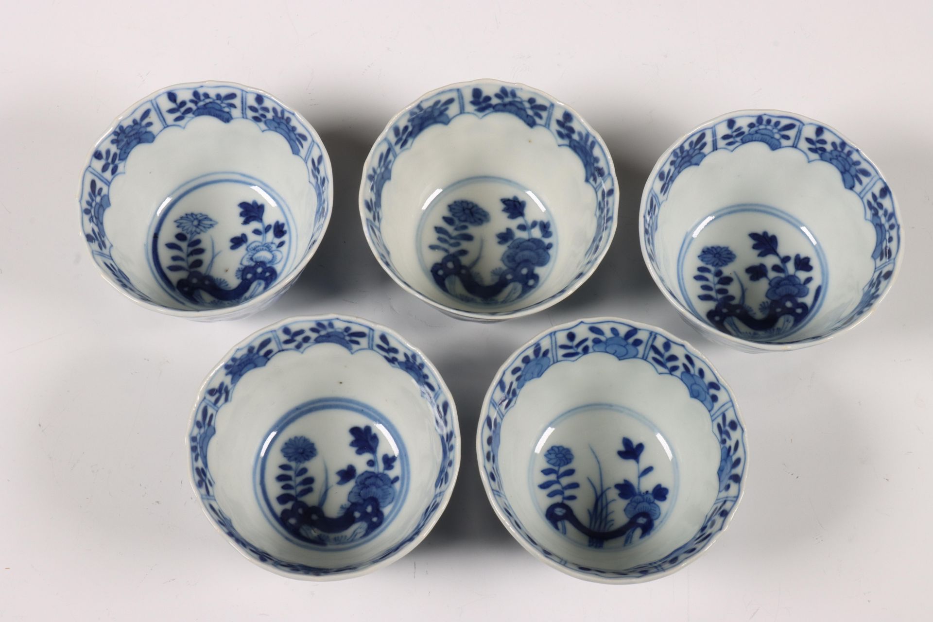 China, veertien blauw-wit porseleinen koppen en dertien schotels, 18e en 19e eeuw, - Bild 4 aus 13