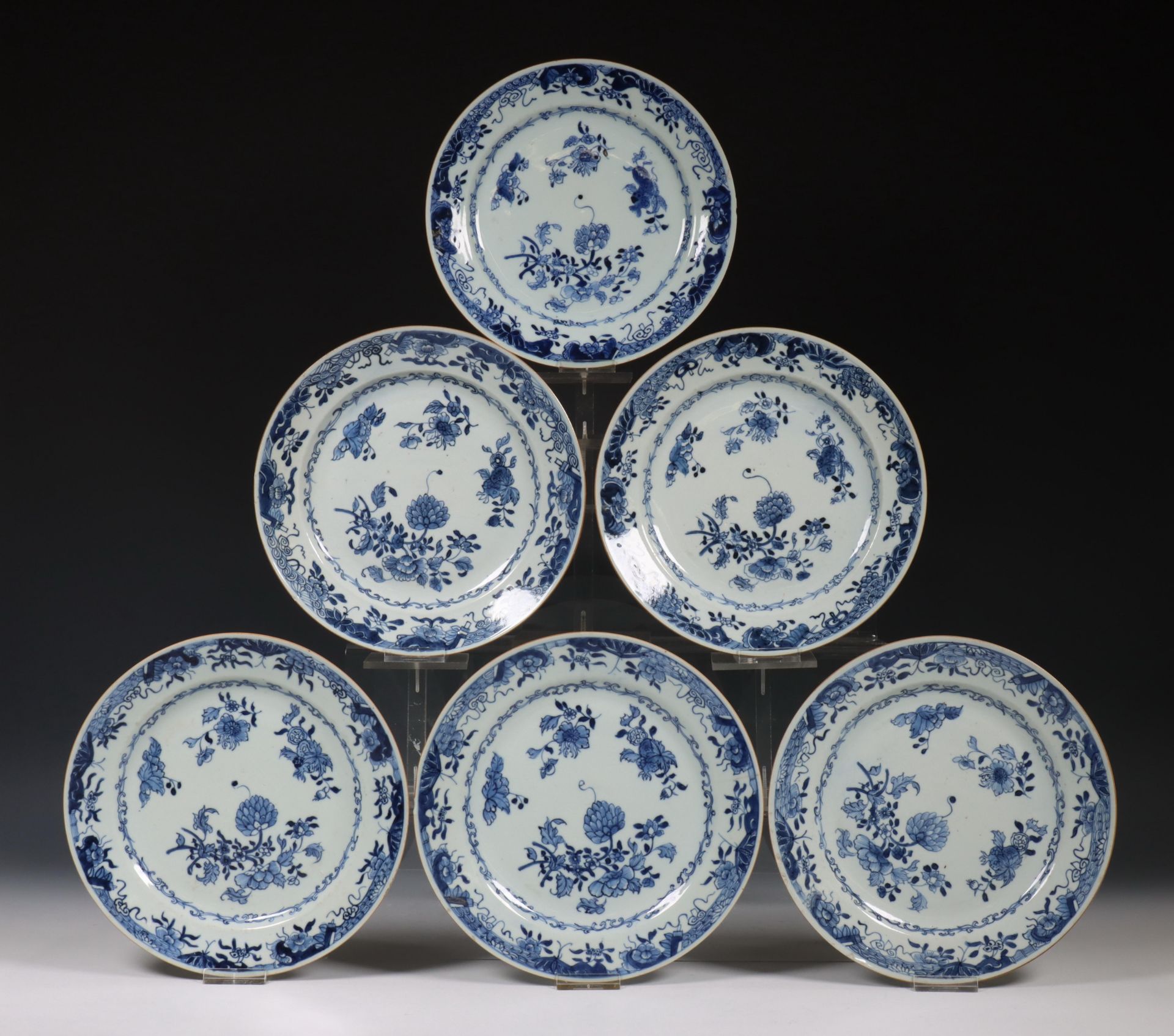 China, set van vijf blauw-wit porseleinen borden, 18e eeuw,