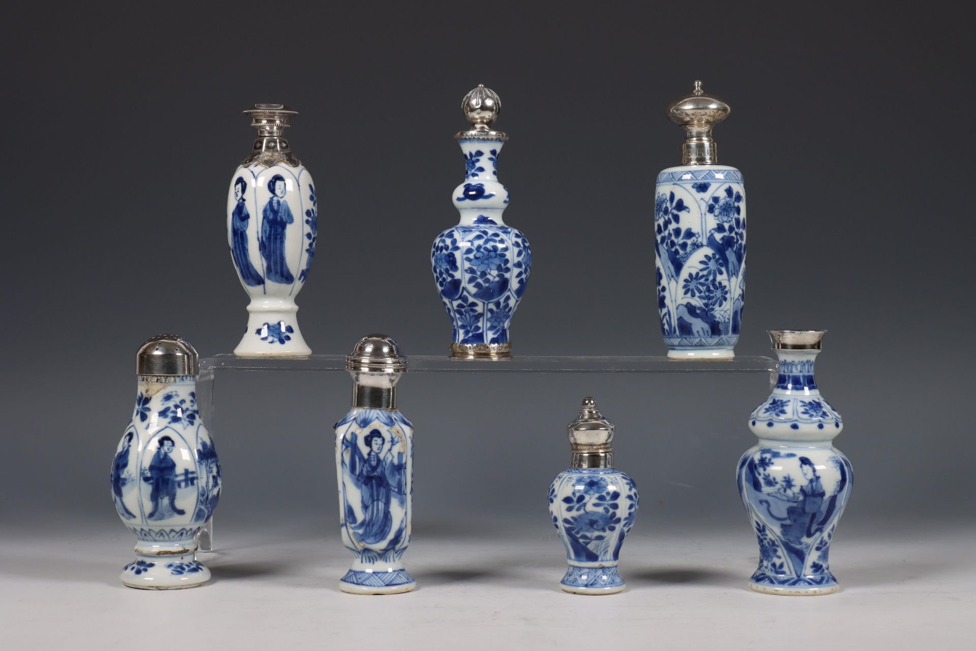 China, collectie zilvergemonteerde blauw-wit porseleinen vaasjes, Kangxi periode (1662-1722), het zi