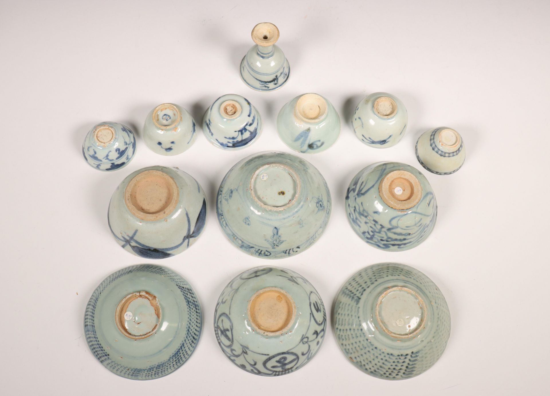 China, collectie blauw-wit porseleinen kommen en lepels, mogelijk Ming-dynastie en later, - Bild 4 aus 4