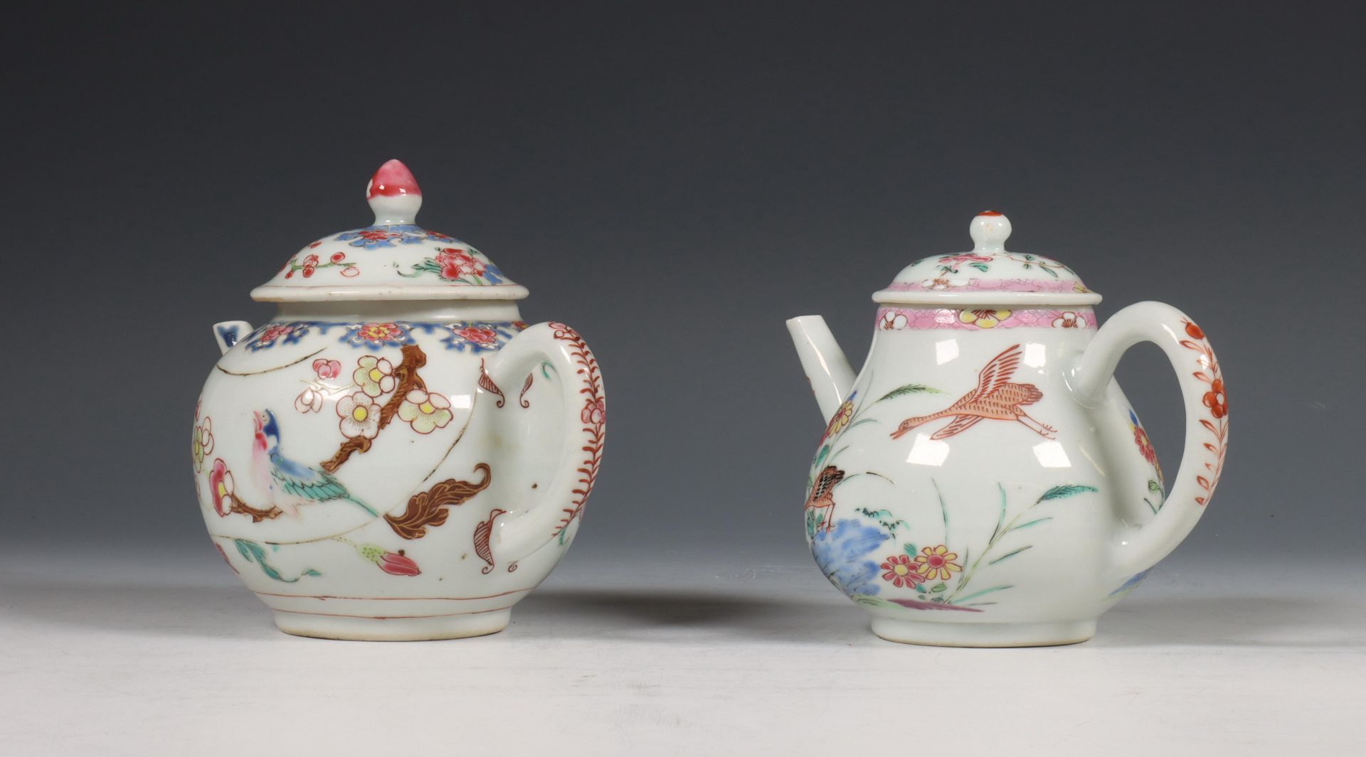 China, twee famille rose porseleinen theepotten, Qianlong periode (1736-1795), - Bild 2 aus 10