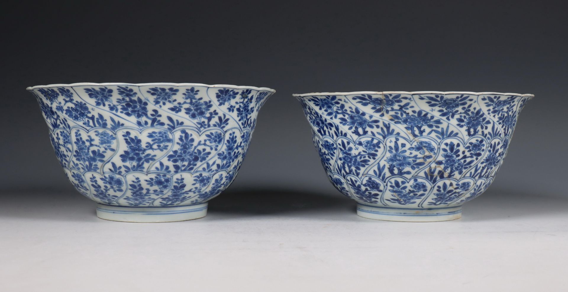 China, paar blauw-wit porseleinen gelobde kommen, Kangxi periode (1662-1722), - Bild 7 aus 8