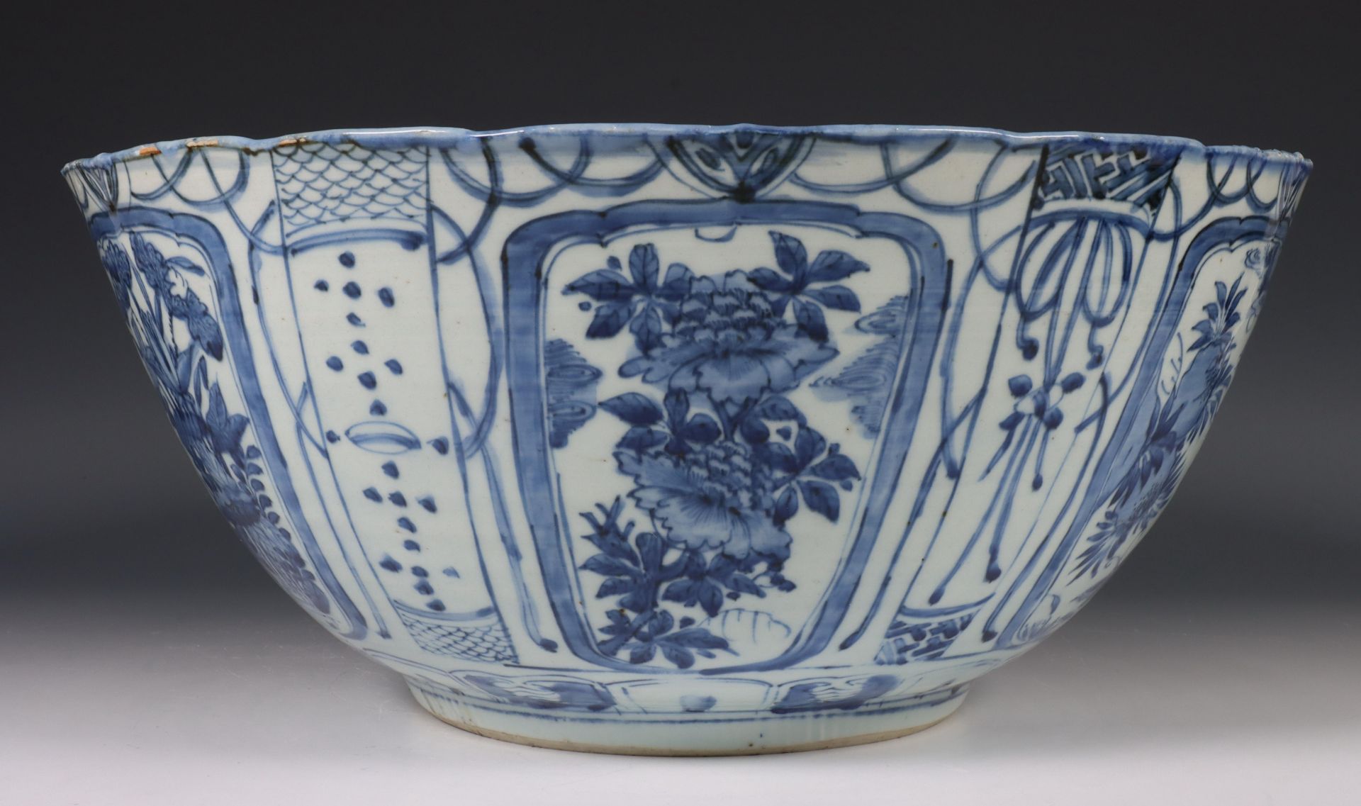 China, grote blauw-wit kraakporseleinen kom, Wanli periode (1572-1620), - Bild 15 aus 21