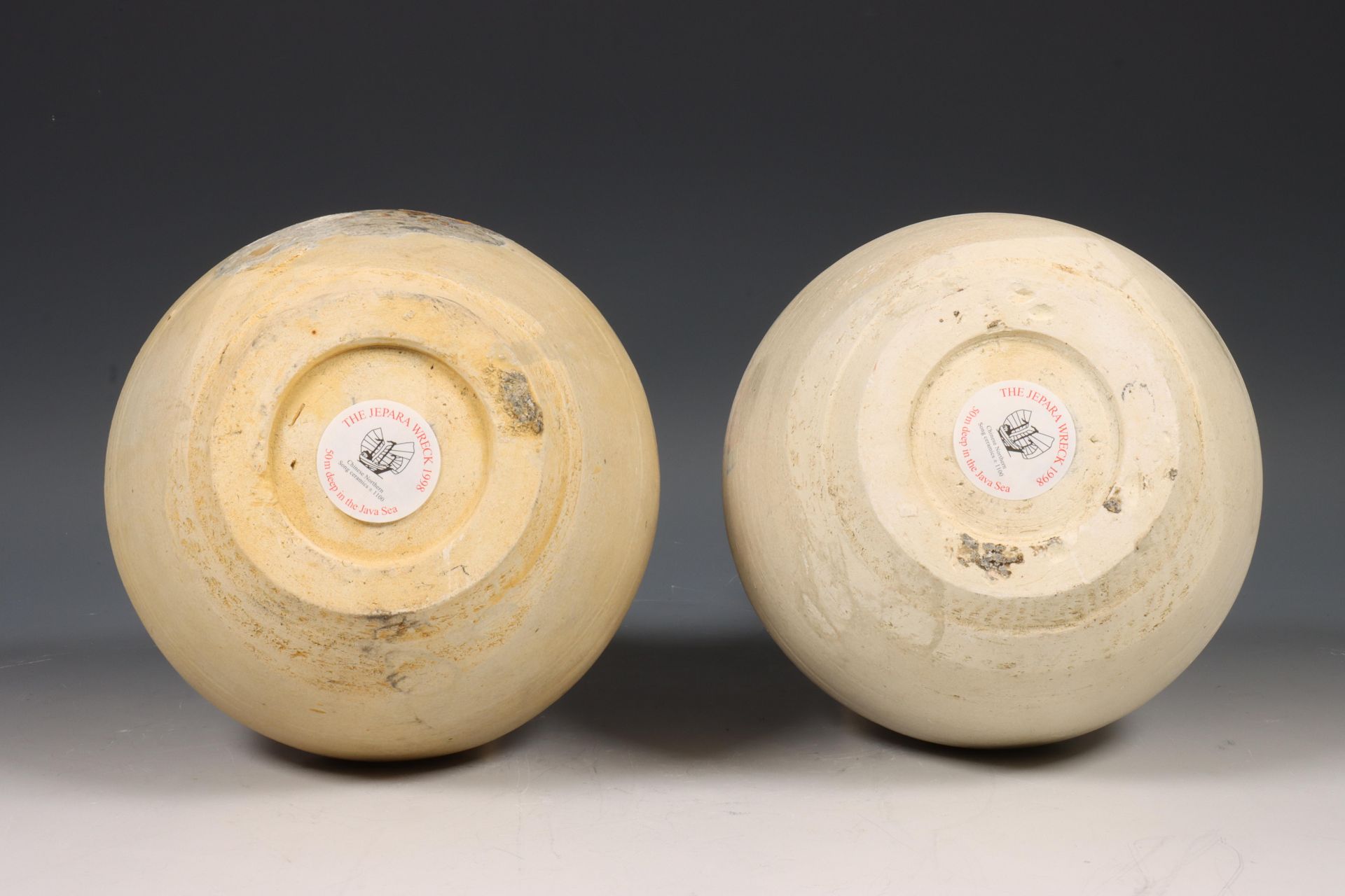 China, twee crème-geglazuurde porseleinen vazen, Noordelijke Song-dynastie, 10e-12e eeuw, - Bild 2 aus 6