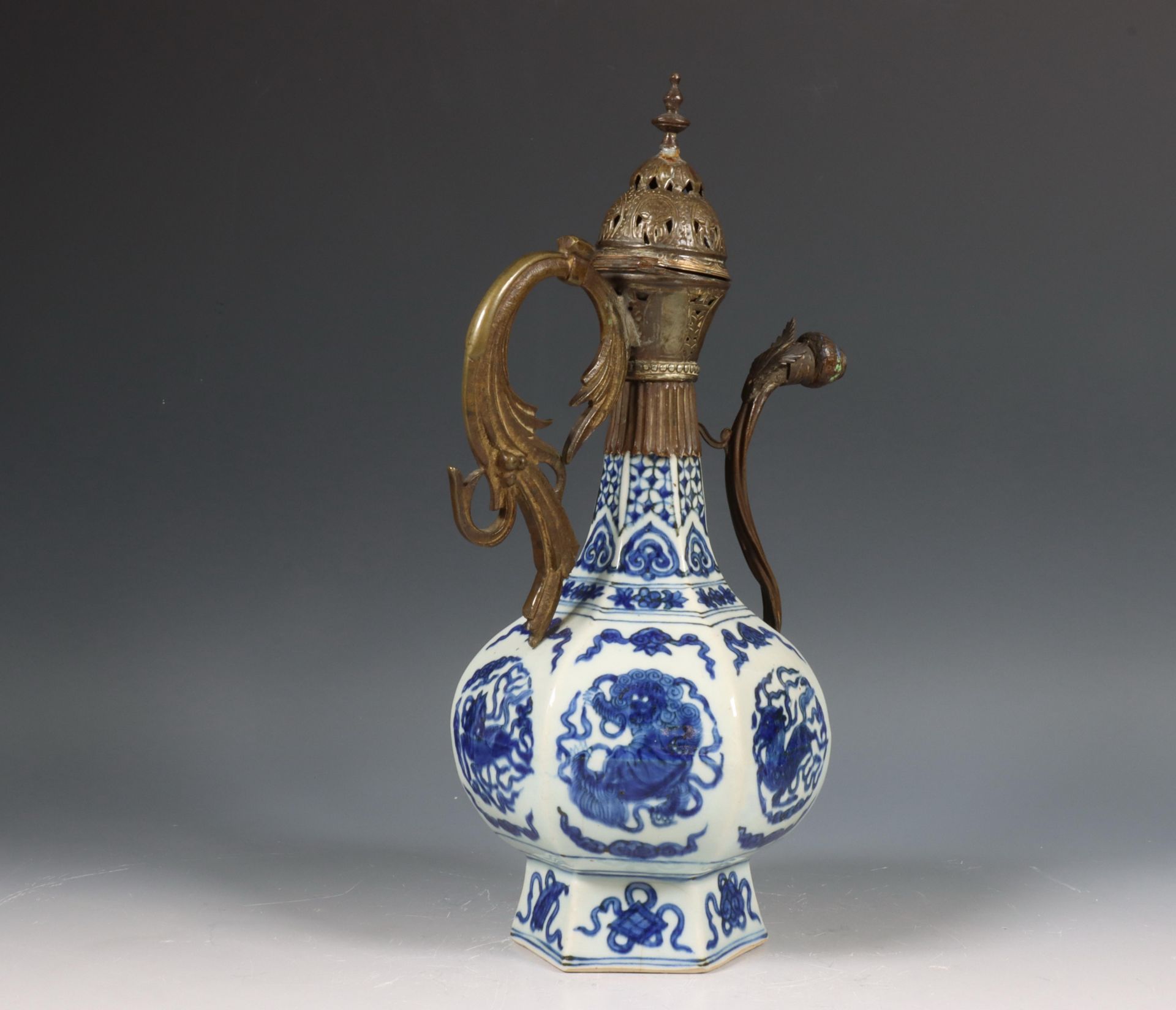 China, blauw-wit porseleinen vaas gemonteerd als kan, 17e/ 18e eeuw, - Bild 6 aus 8