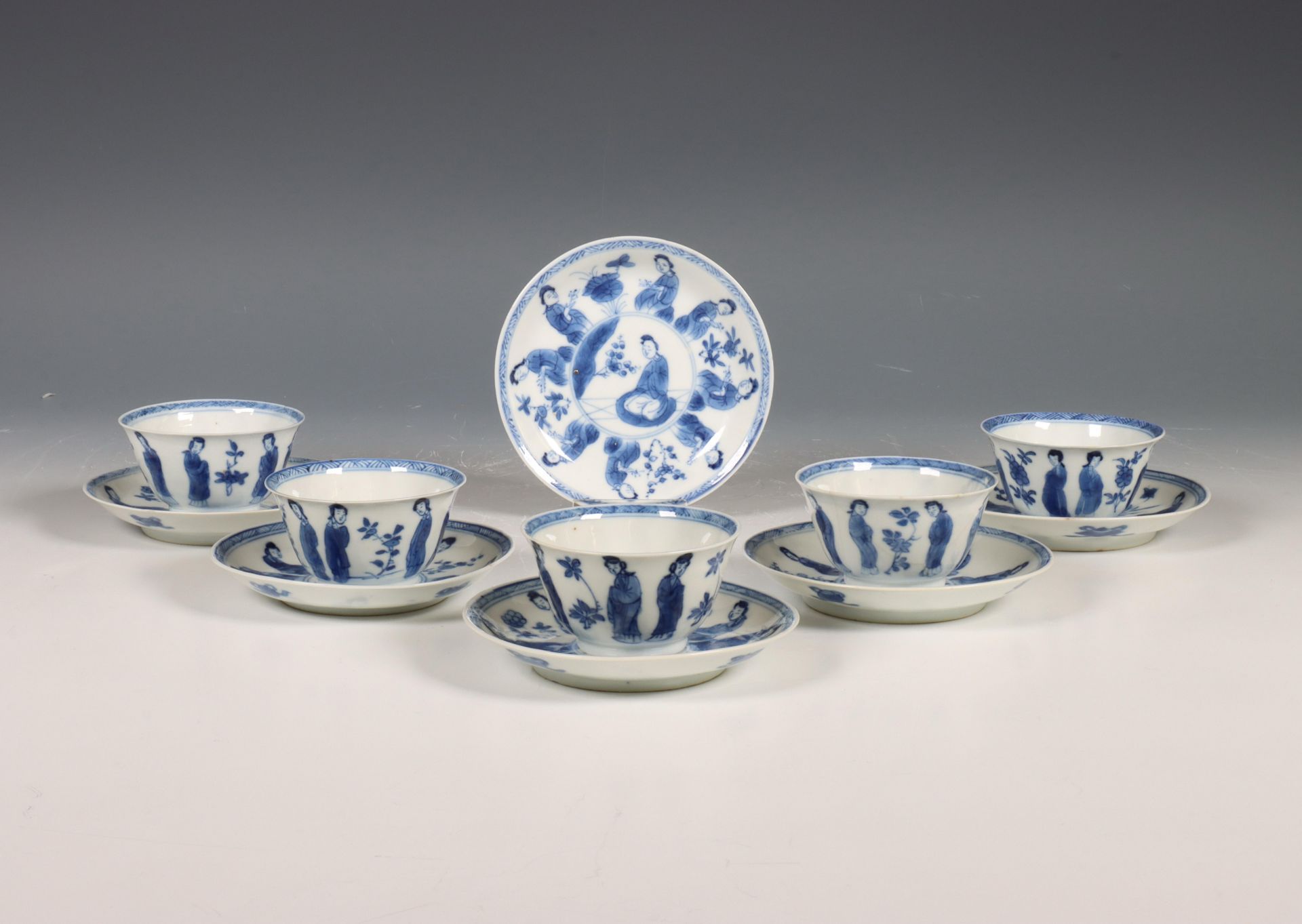 China, set van vijf blauw-wit porseleinen koppen en zes schotels, Kangxi periode (1662-1722),