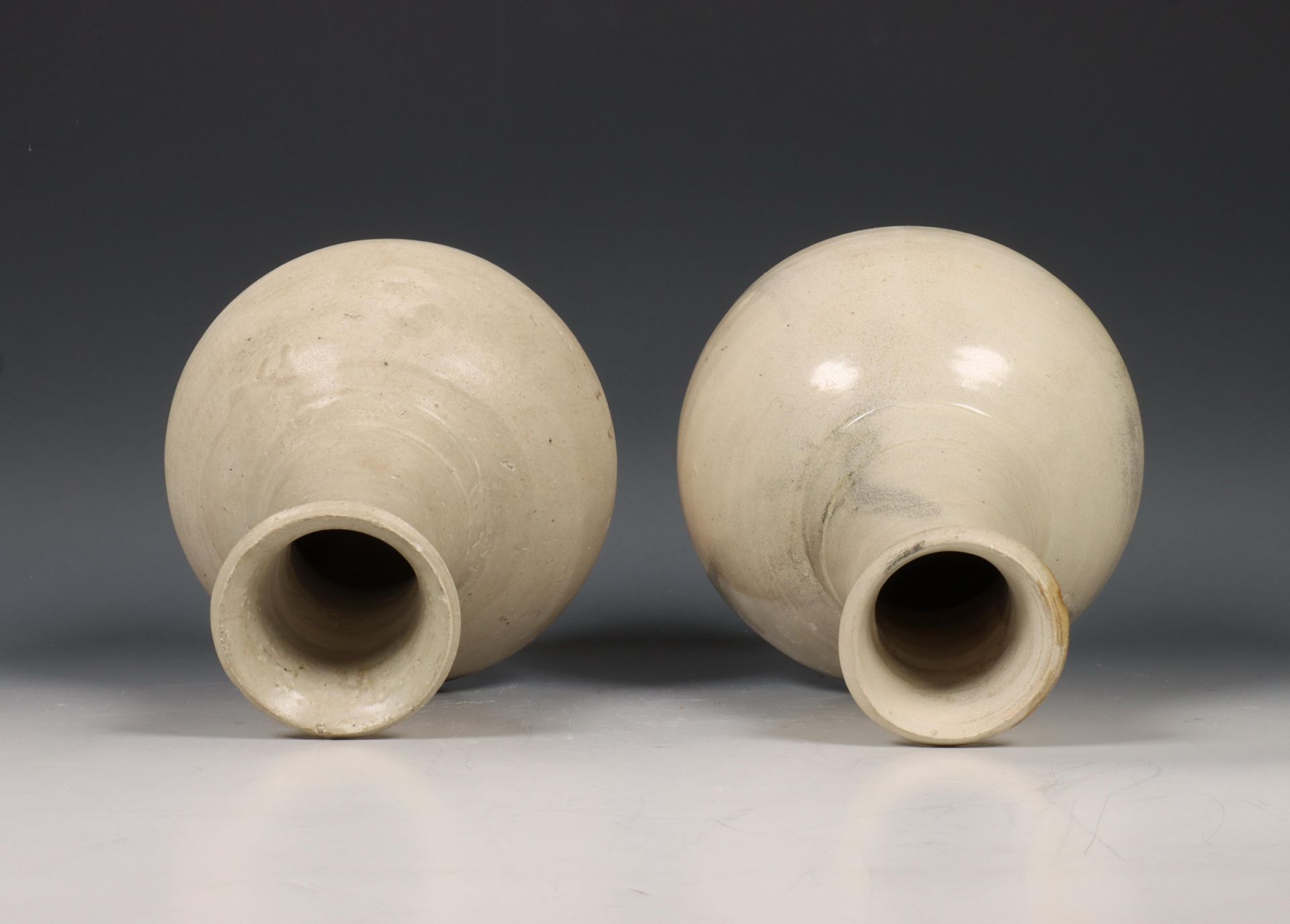 China, twee crème-geglazuurde porseleinen vazen, Noordelijke Song-dynastie, 10e-12e eeuw, - Bild 6 aus 6
