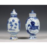 China, twee blauw-wit porseleinen theebusjes, Kangxi periode (1662-1722) en later,