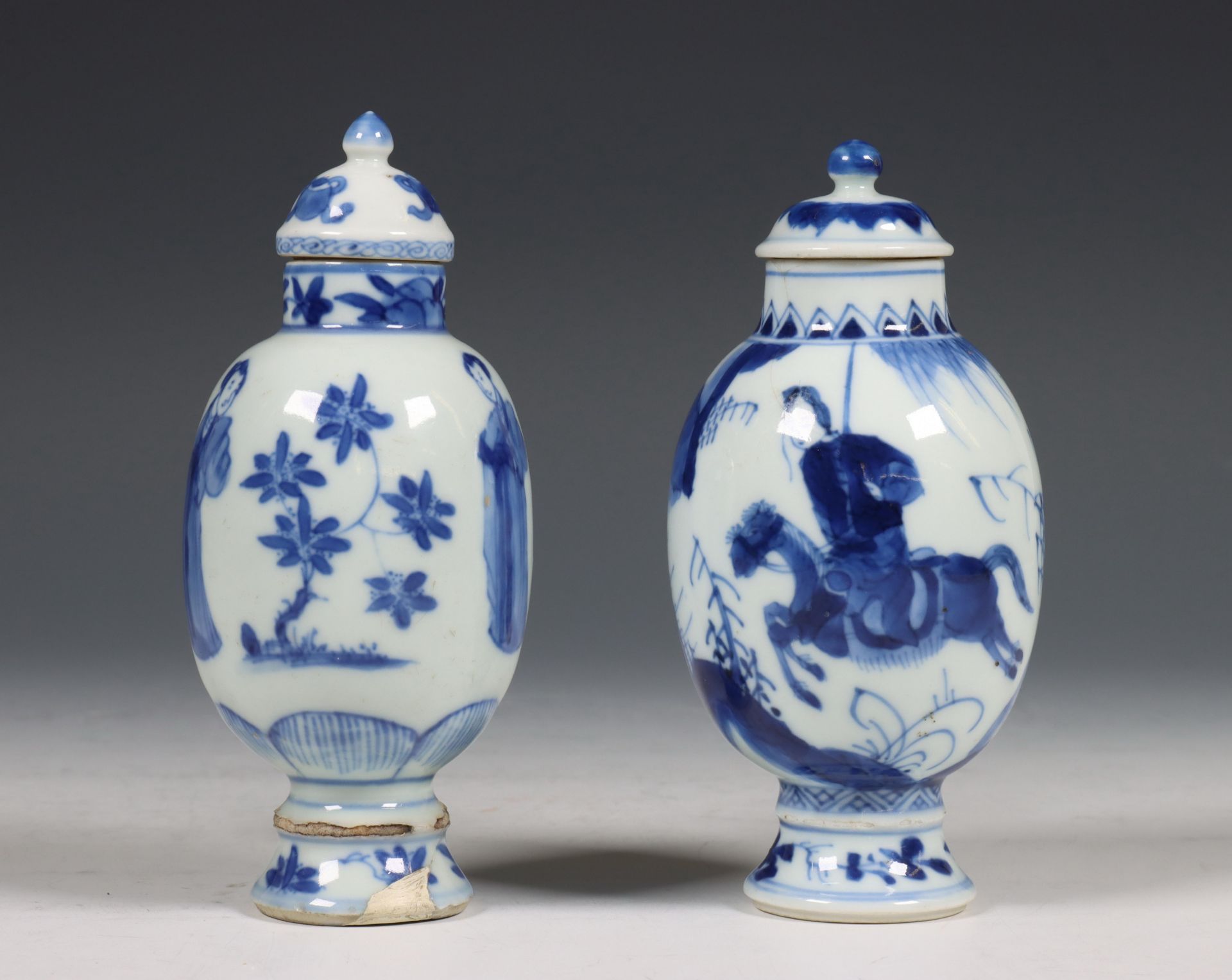 China, twee blauw-wit porseleinen theebusjes, Kangxi periode (1662-1722) en later,