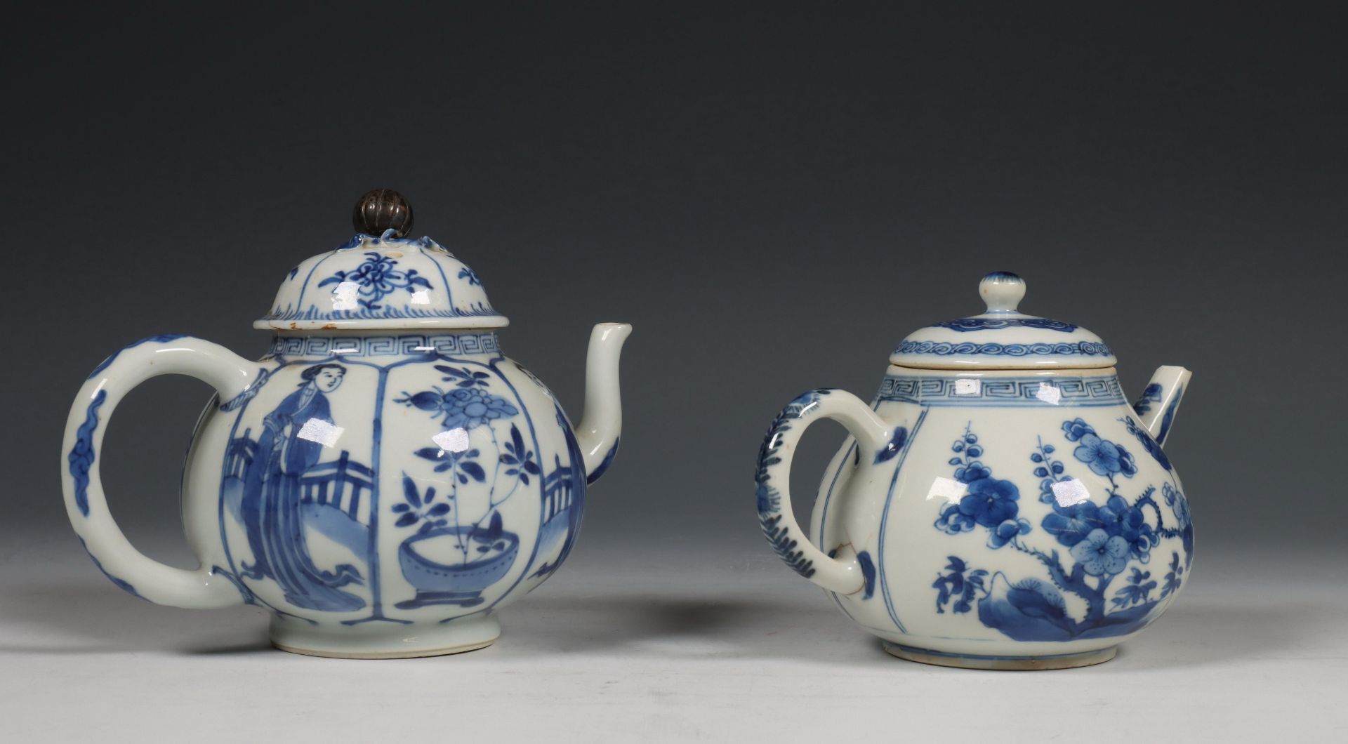 China, twee blauw-wit porseleinen theepotten, Kangxi periode (1662-1722), - Bild 10 aus 13