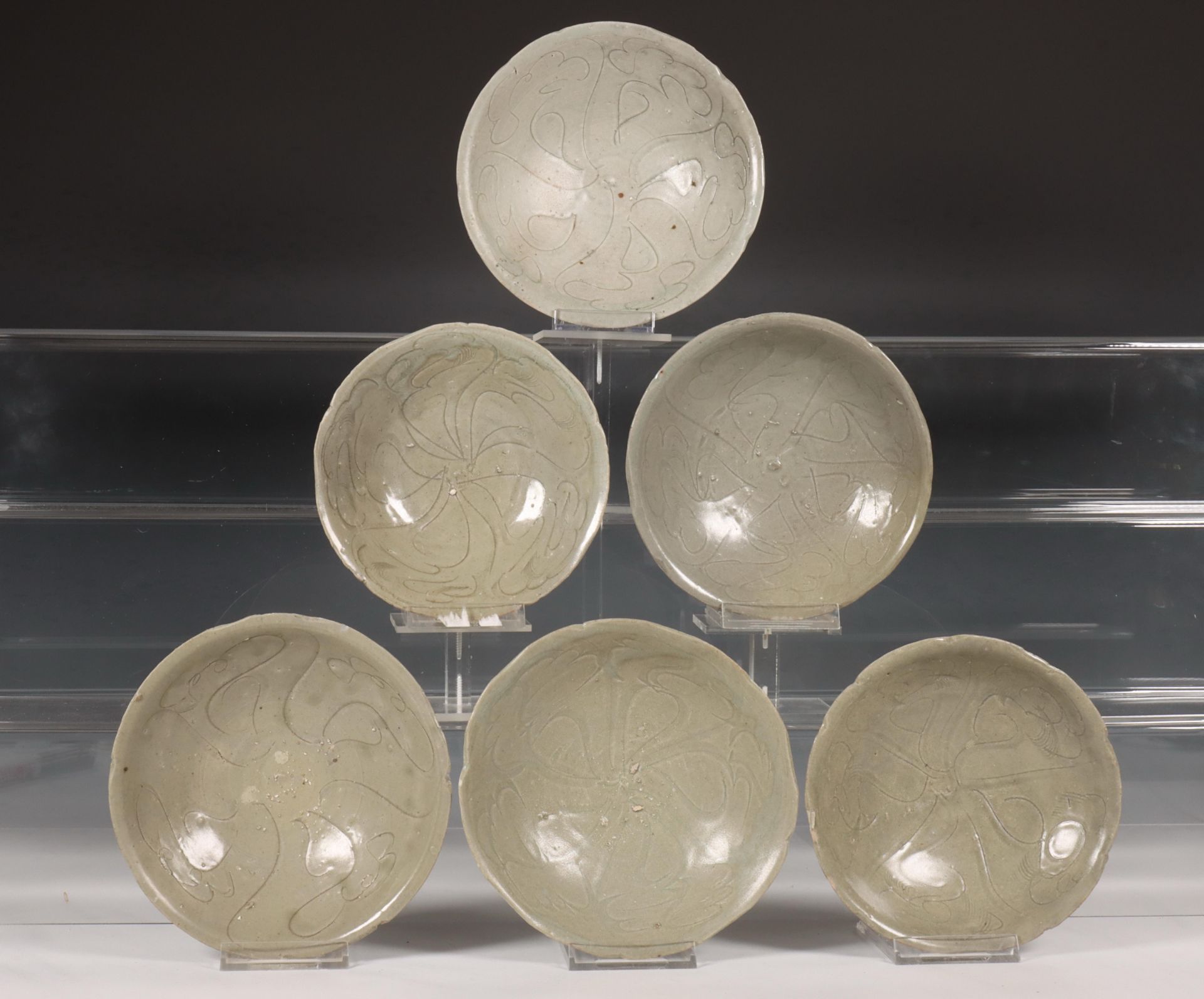 China, zes celadon geglazuurde porseleinen kommen, Noordelijke Song-dynastie, 10e-12e eeuw,