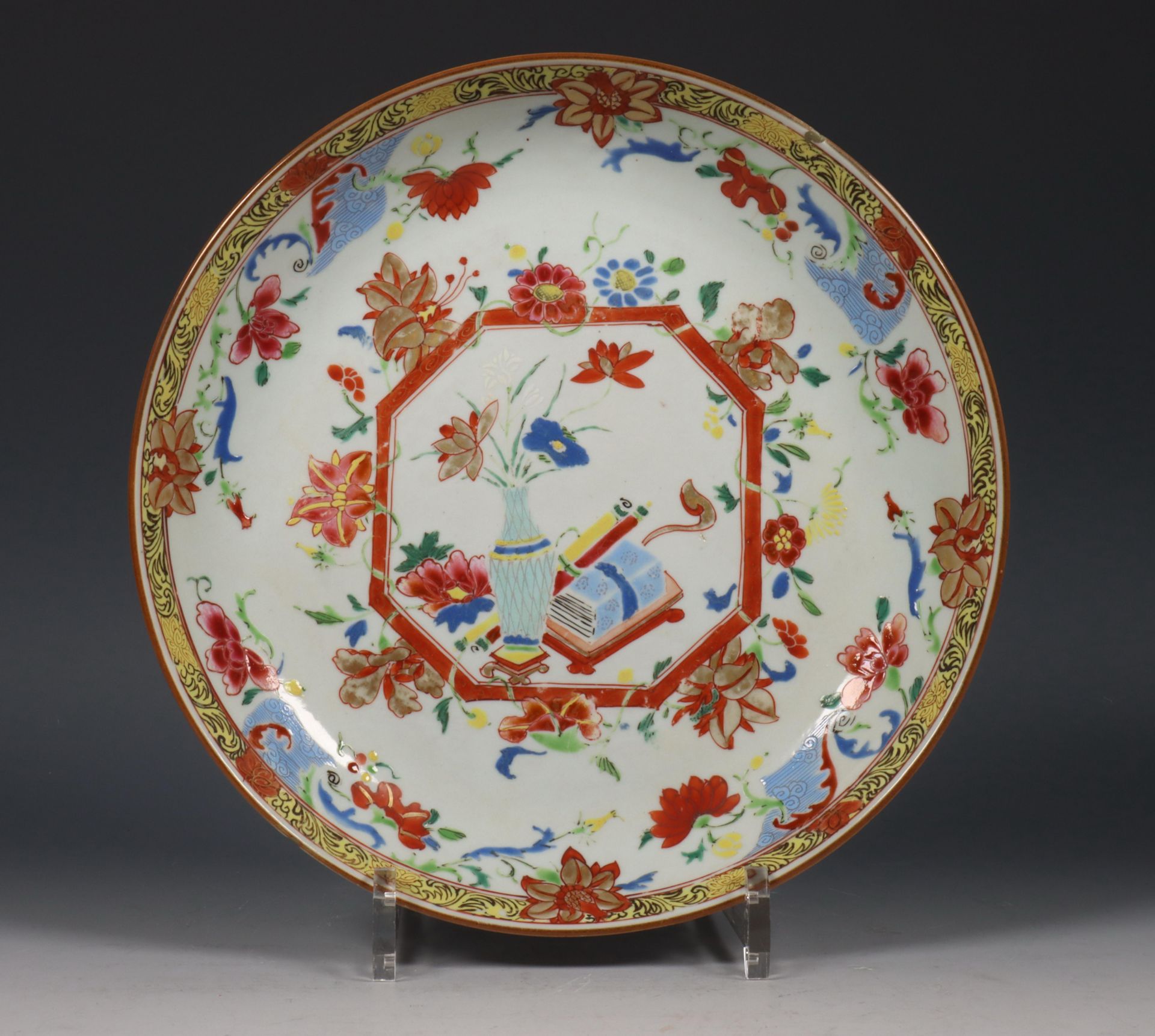 China, famille rose porseleinen bord, Qianlong periode (1736-1795),