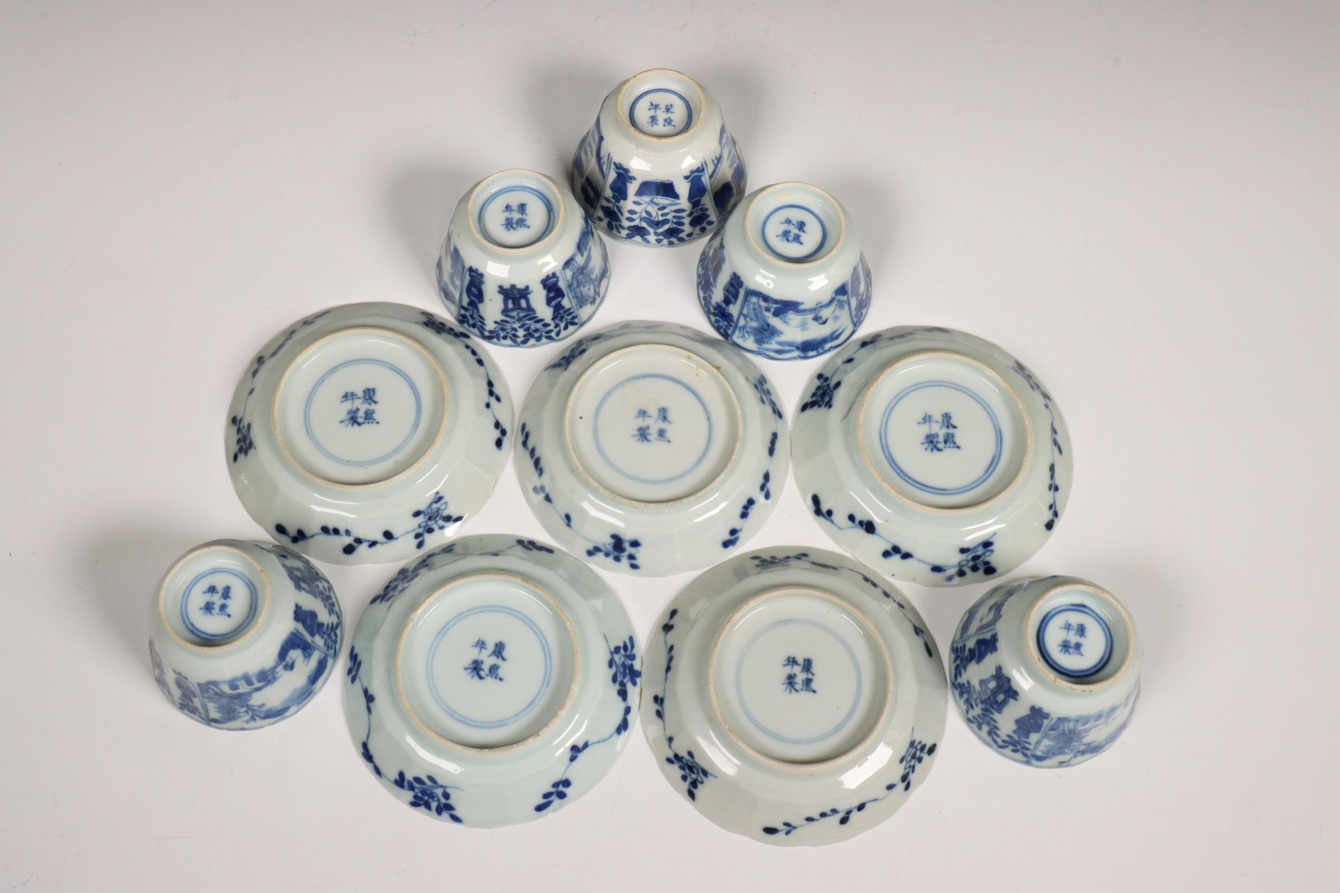 China, set van vijf blauw-wit porseleinen koppen en schotels, 18e eeuw, - Bild 3 aus 3