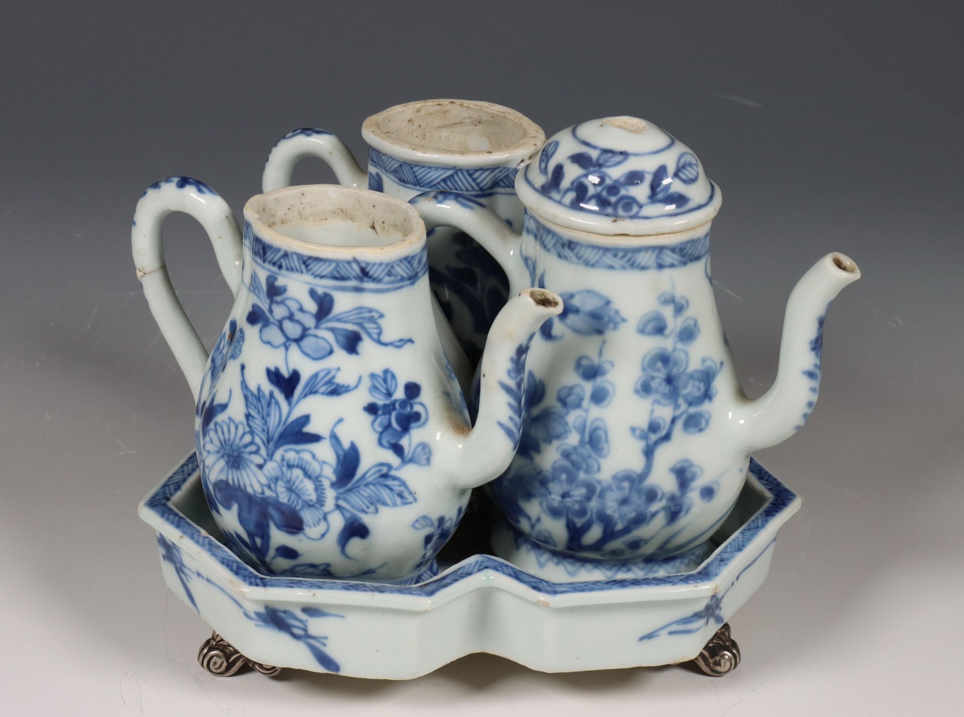 China, samengesteld blauw-wit porseleinen olie- en azijnstel, 18e eeuw, - Bild 3 aus 6
