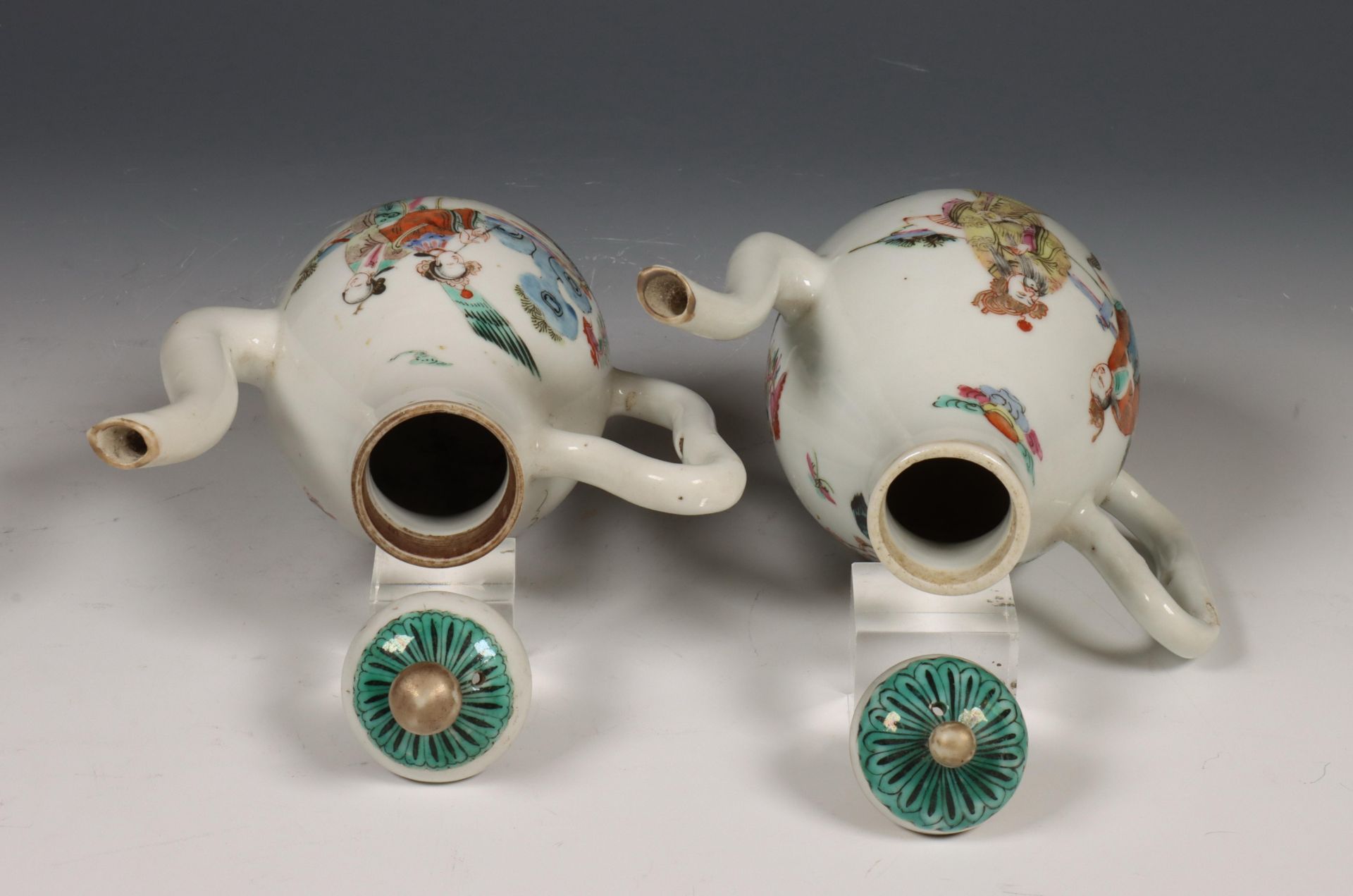 China, twee famille rose porseleinen schenkkannetjes, ca. 1800, - Bild 5 aus 9