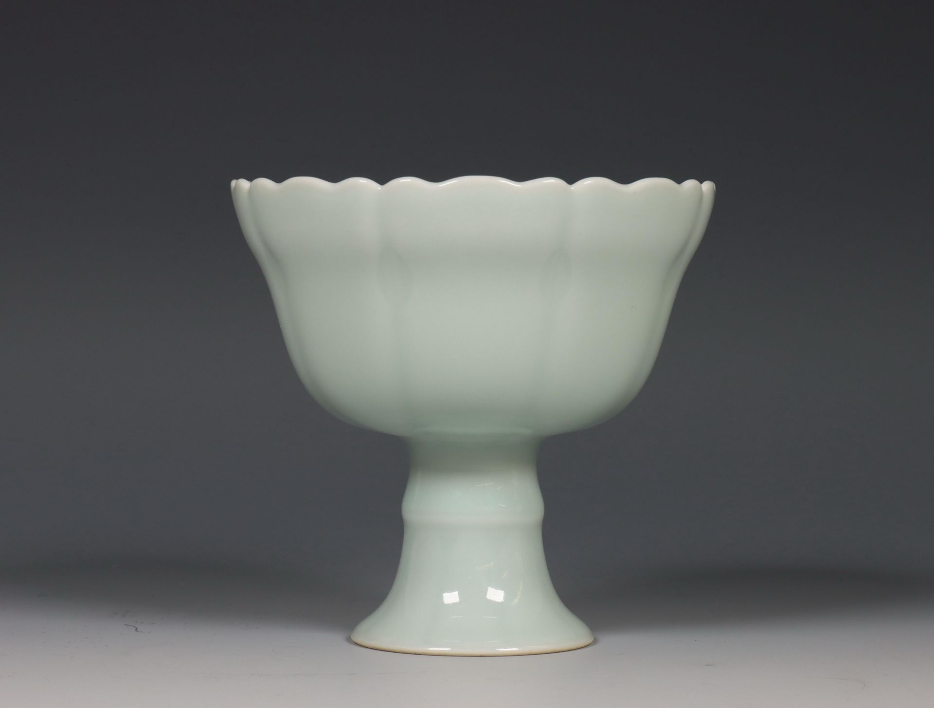 China, celadon porseleinen bloemvormige kelk, modern,