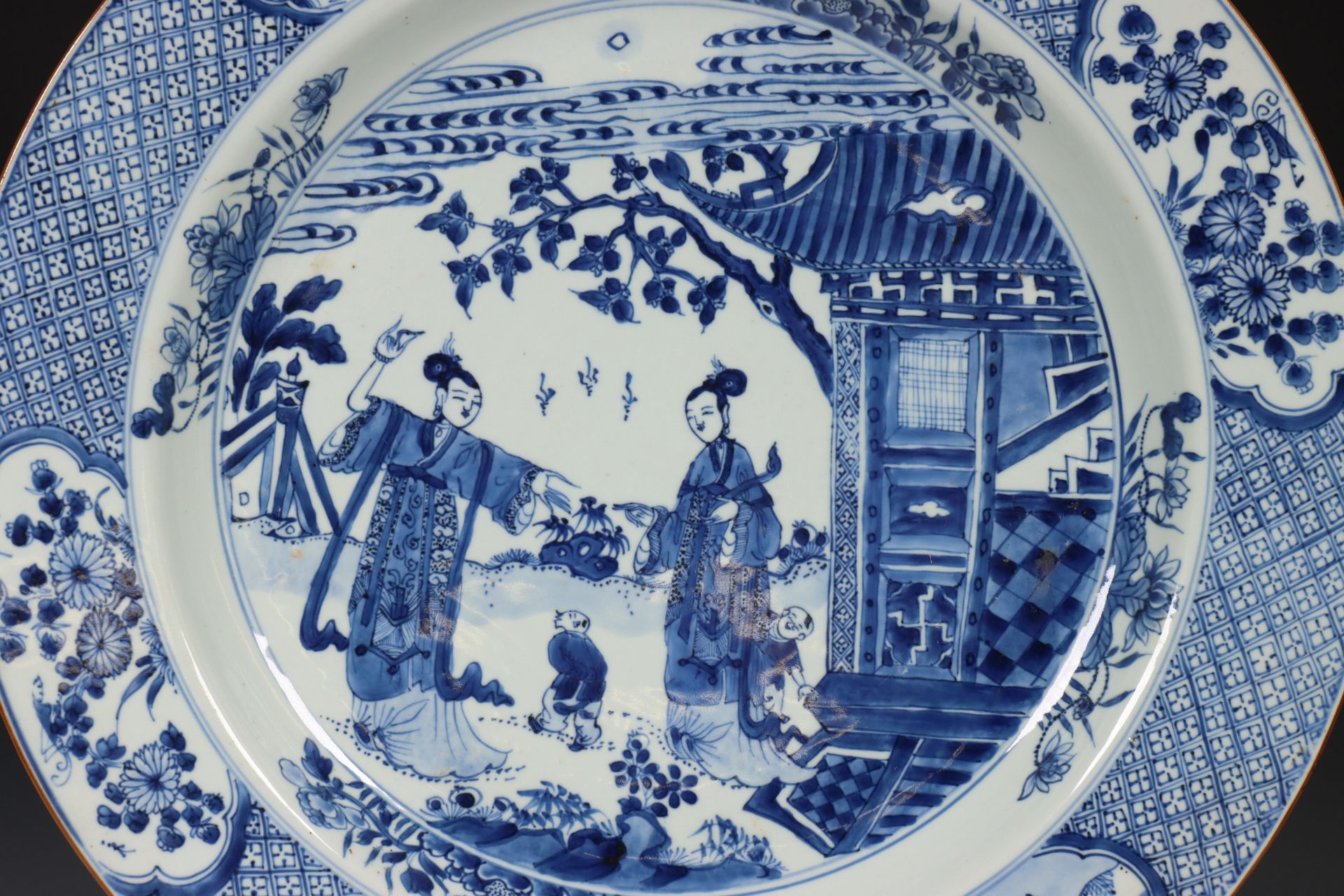China, grote blauw-wit porseleinen schotel, late Qing-dynastie (1644-1912), - Bild 2 aus 3