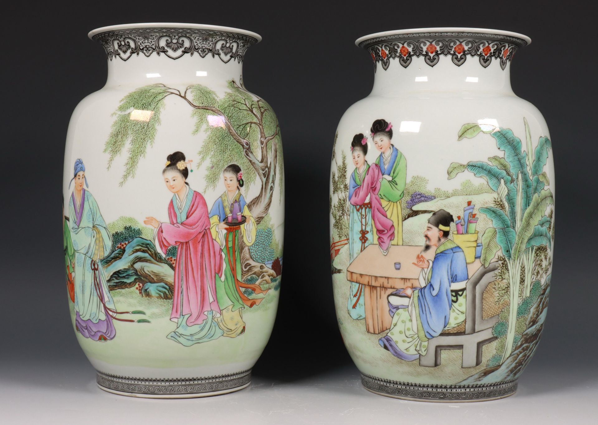China, twee famille rose porseleinen lampionvormige vazen, modern, - Bild 4 aus 11