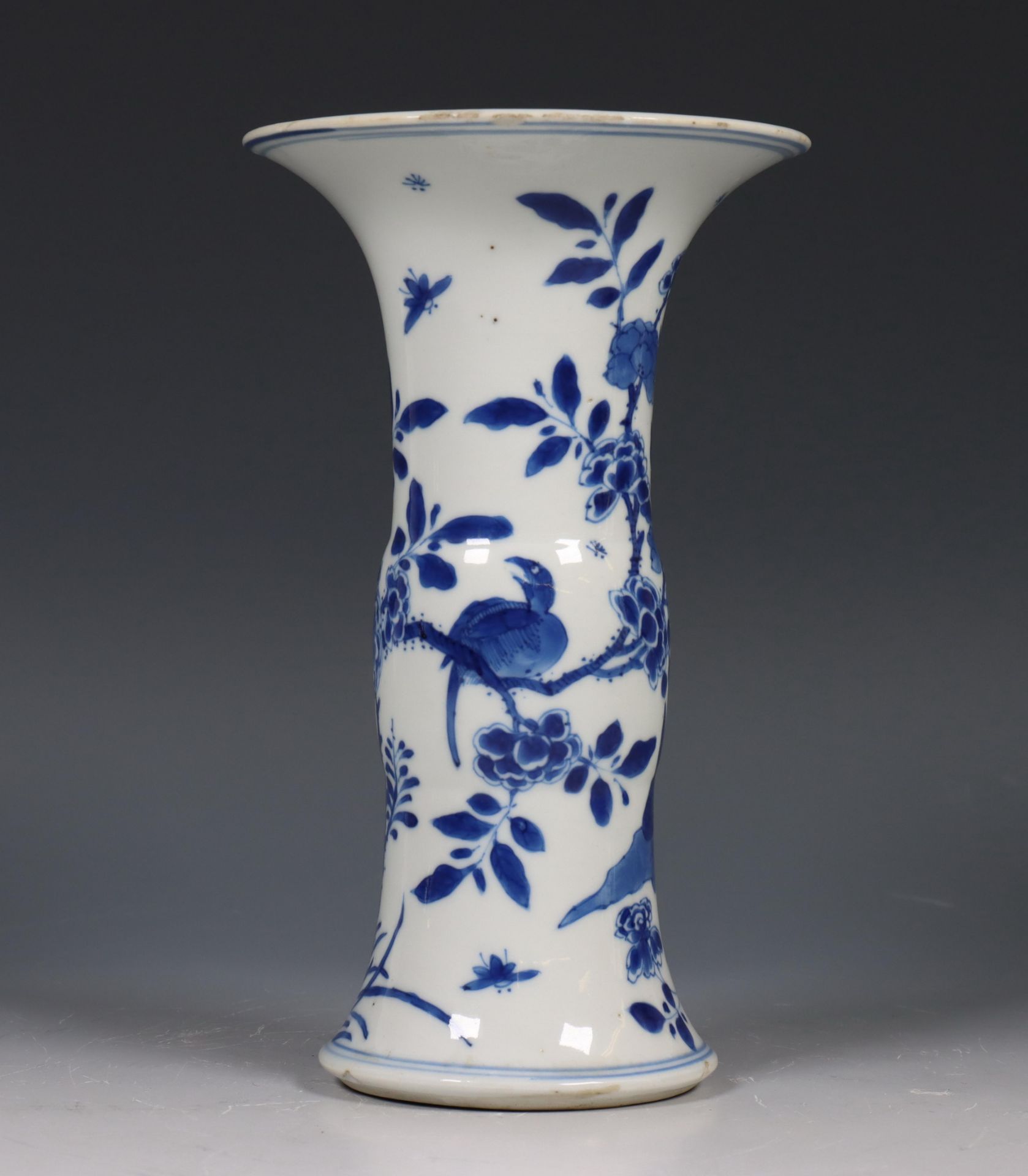 China, blauw-wit porseleinen trompetvaas, Kangxi periode (1662-1722),