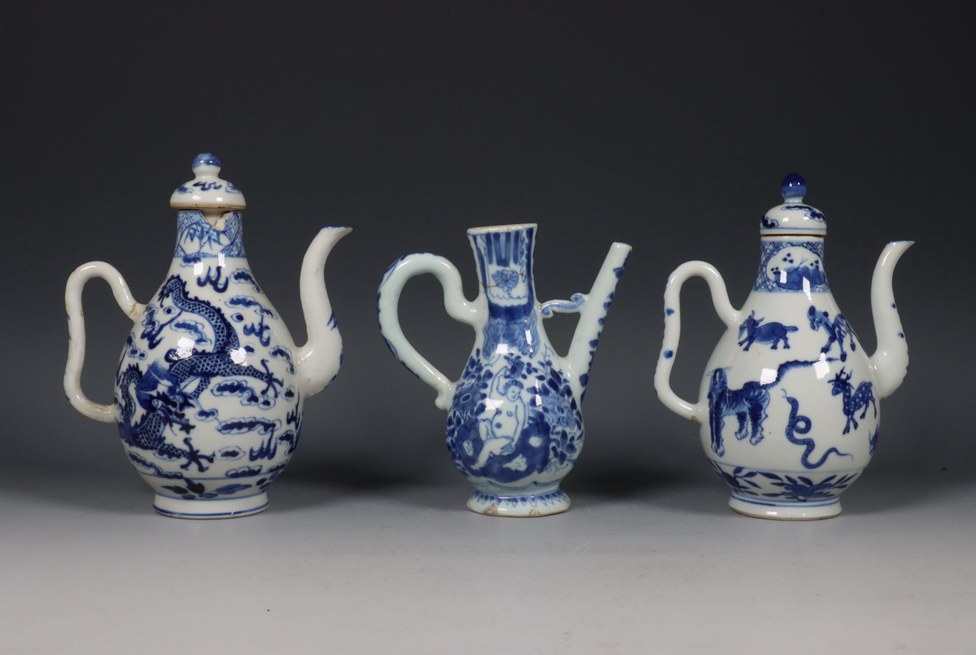 China, drie blauw-wit porseleinen schenkkannen, 18e-19e eeuw, - Bild 7 aus 8