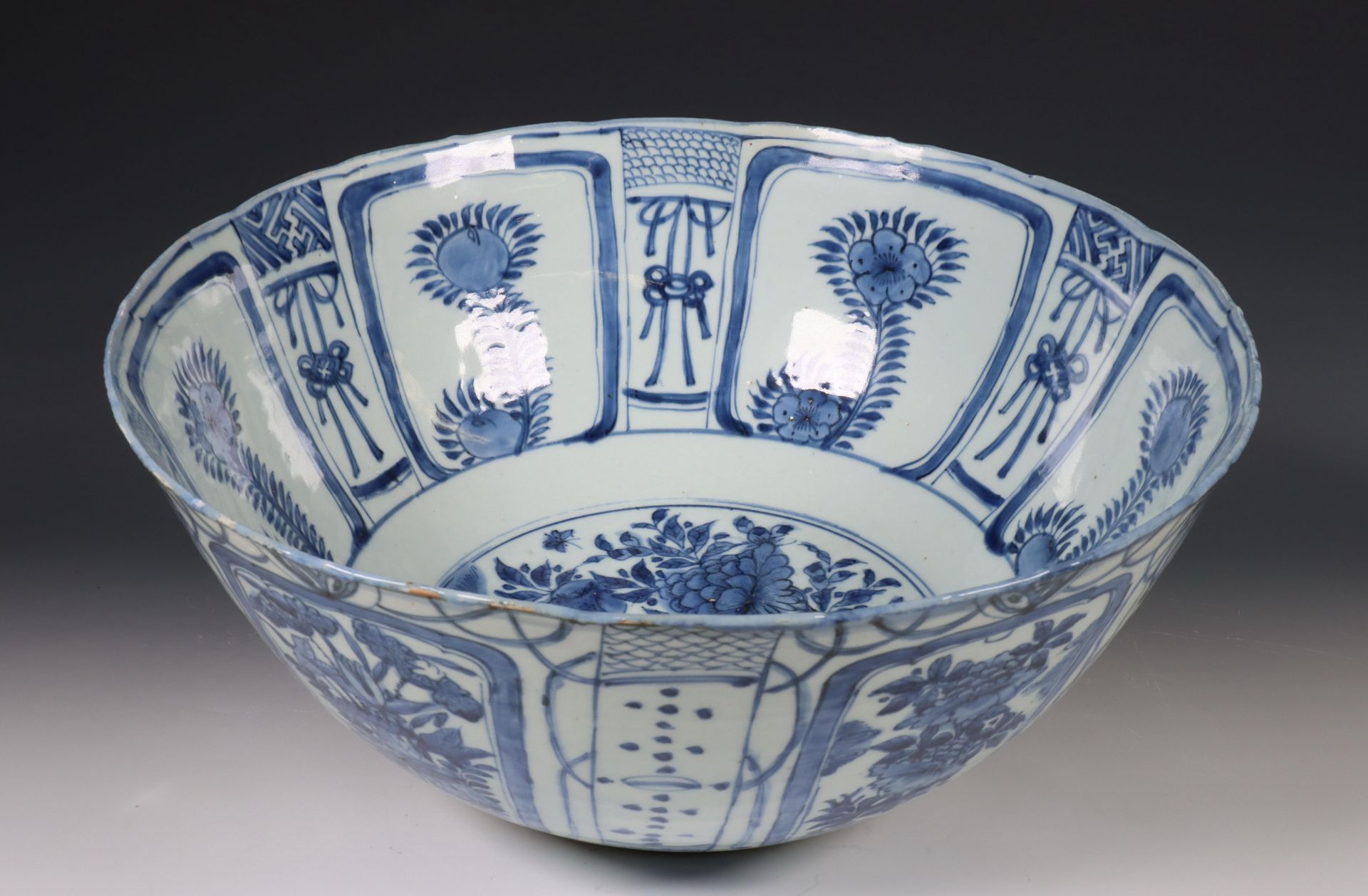 China, grote blauw-wit kraakporseleinen kom, Wanli periode (1572-1620),