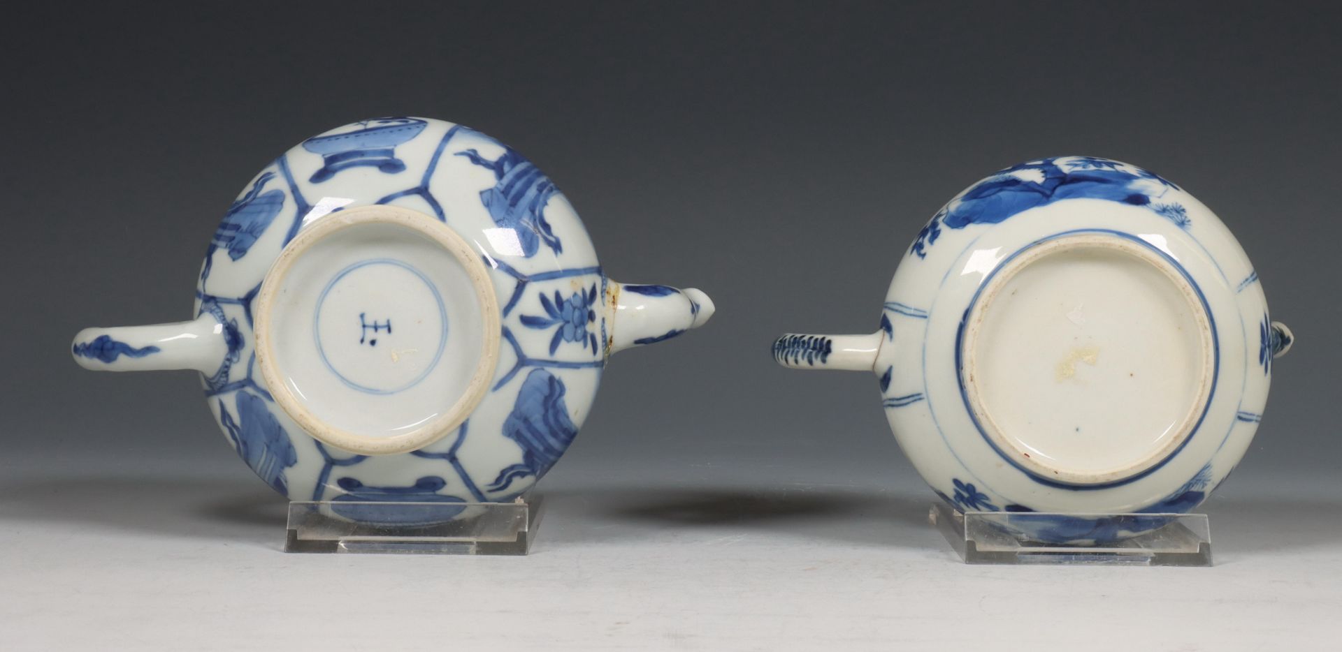 China, twee blauw-wit porseleinen theepotten, Kangxi periode (1662-1722), - Bild 13 aus 13