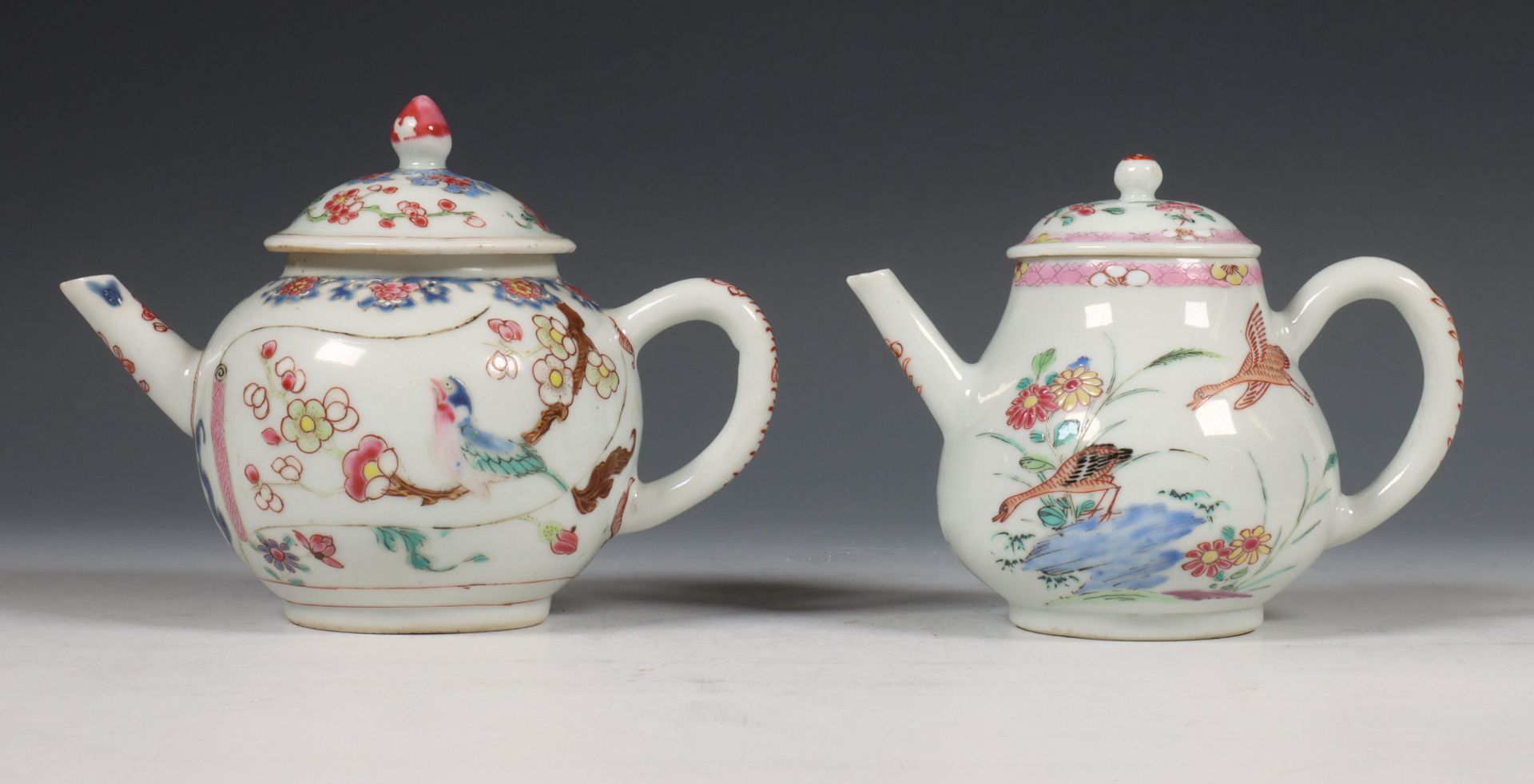 China, twee famille rose porseleinen theepotten, Qianlong periode (1736-1795), - Bild 10 aus 10