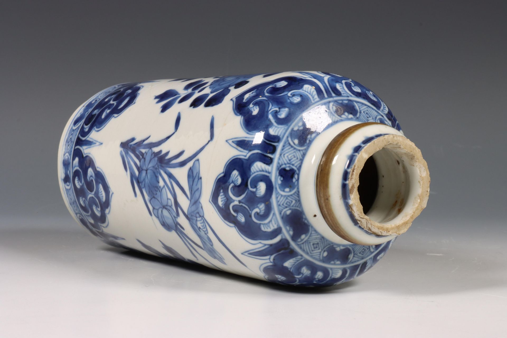 China, blauw-wit porseleinen rouleau vaas, Kangxi periode (1662-1722), - Bild 5 aus 9