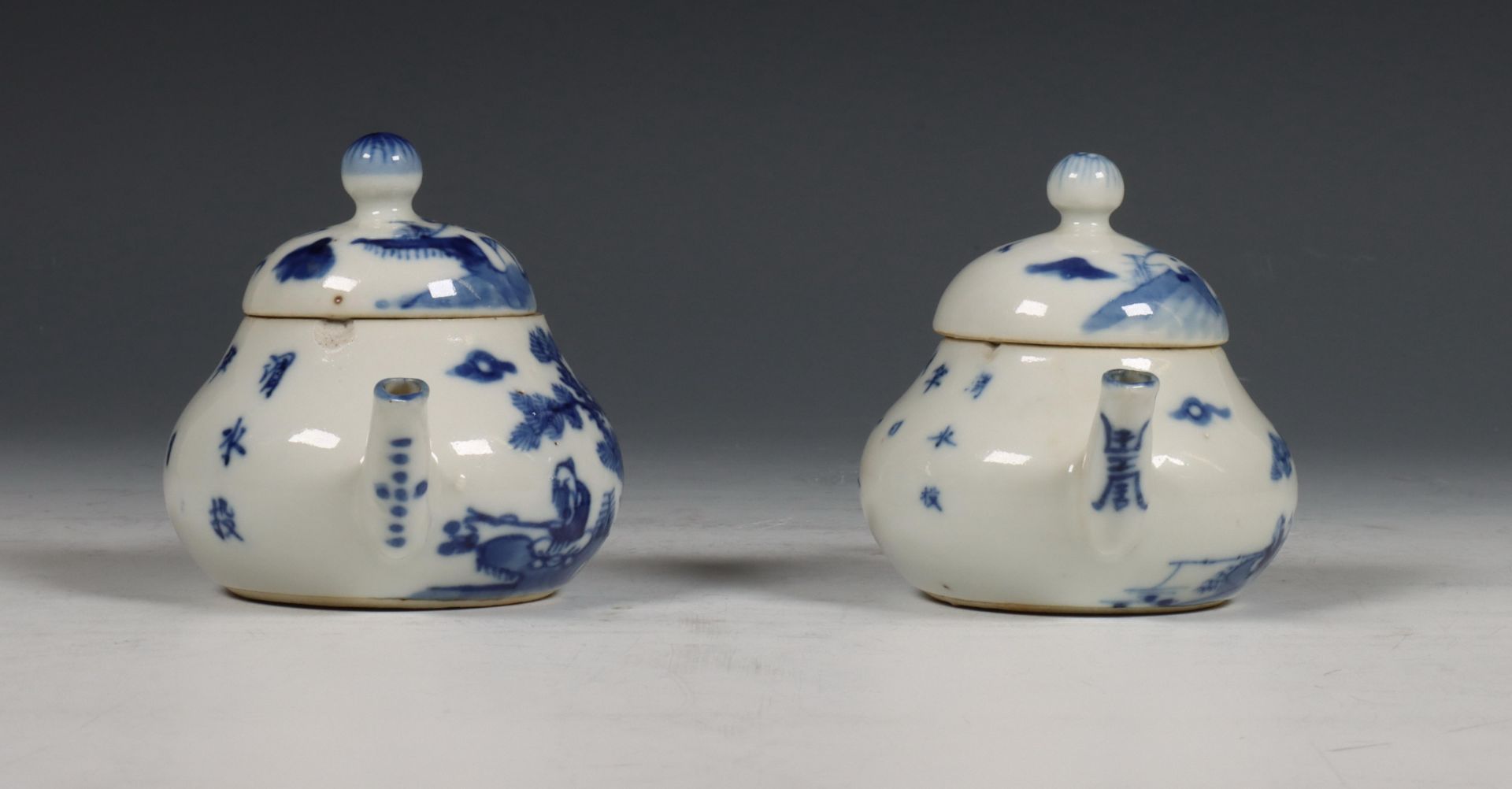 China, twee blauw-wit porseleinen theepotjes, 18e eeuw, - Bild 3 aus 10