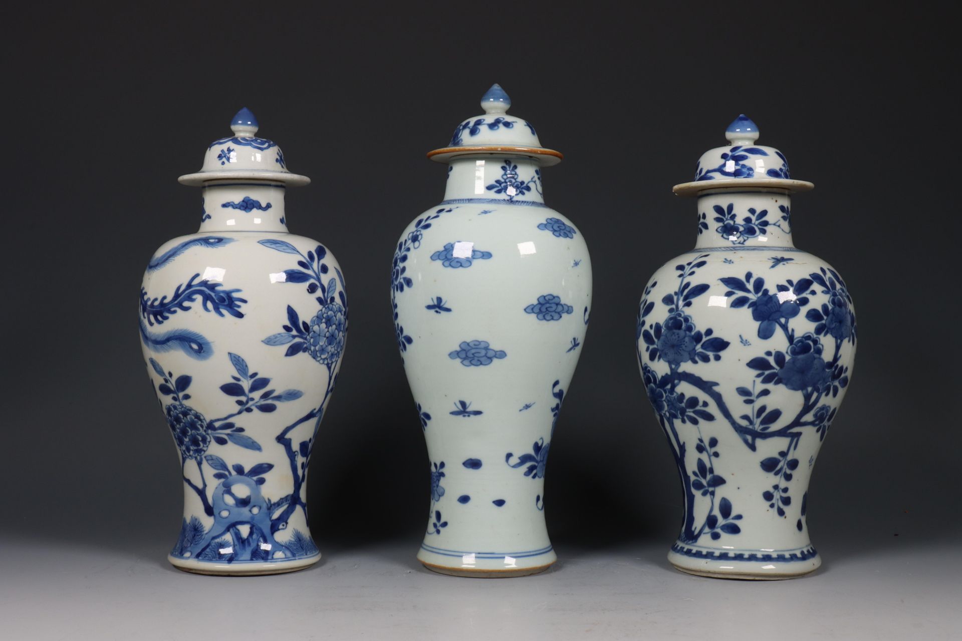 China, drie blauw-wit porseleinen balustervazen, 18e eeuw, - Bild 4 aus 6