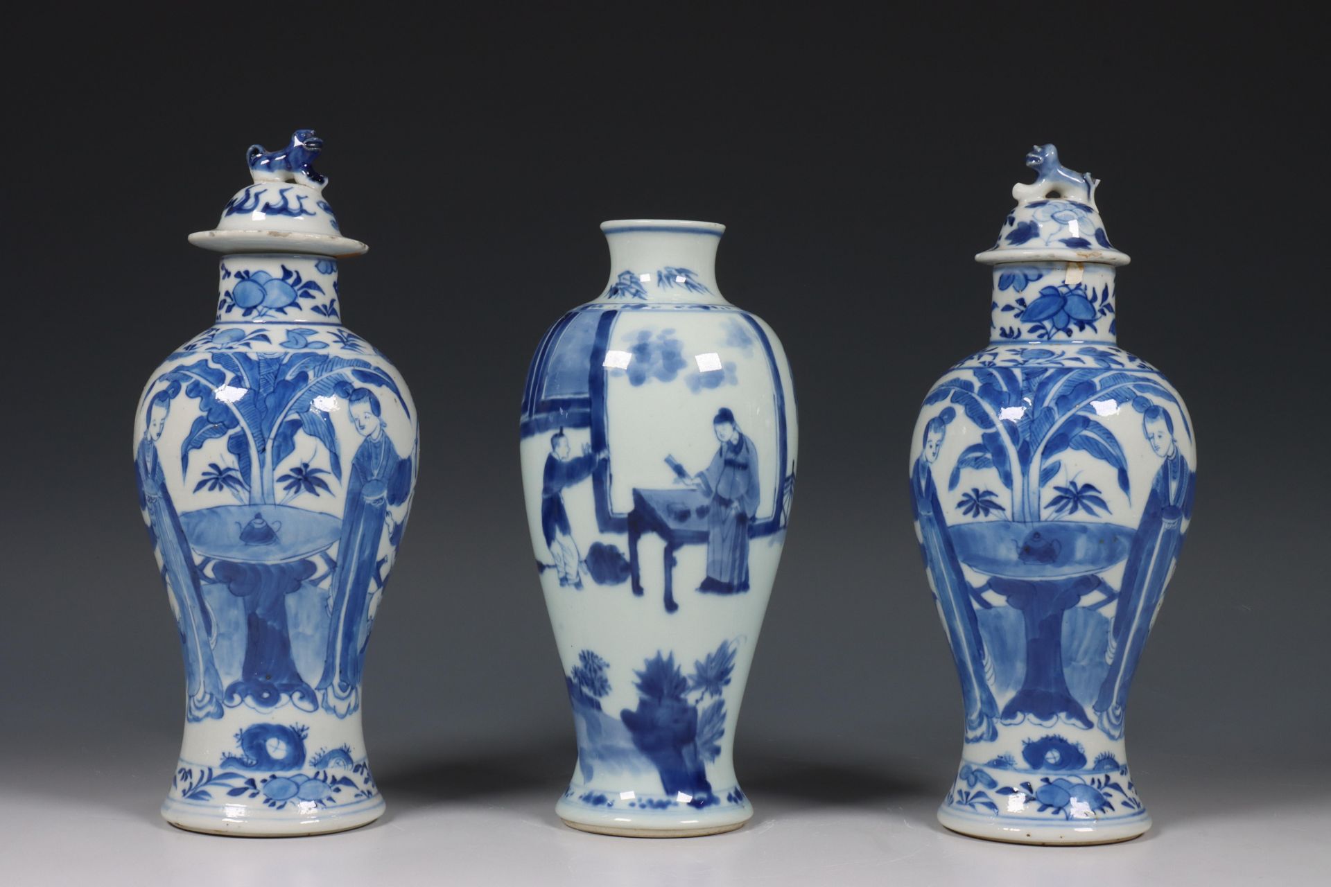 China, paar blauw-wit porseleinen dekselvazen en een enkele vaas, 19e eeuw,