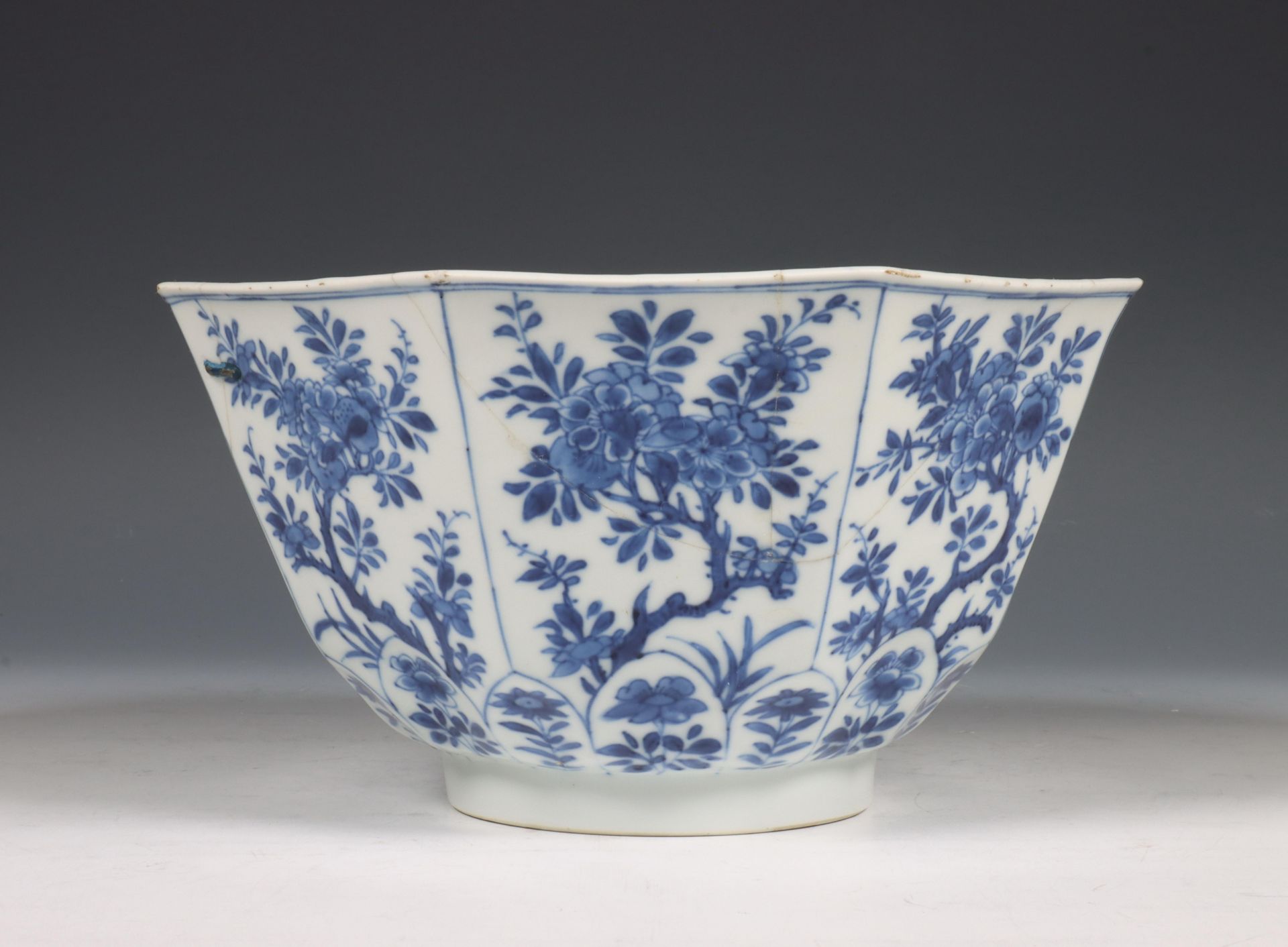 China, blauw-wit porseleinen achtkantige kom, Kangxi periode (1662-1722),