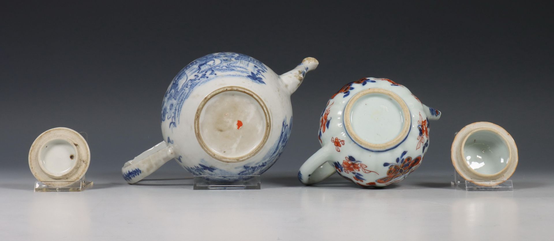 China, blauw-wit porseleinen en een Imari porseleinen theepot, 18e eeuw, - Bild 2 aus 7