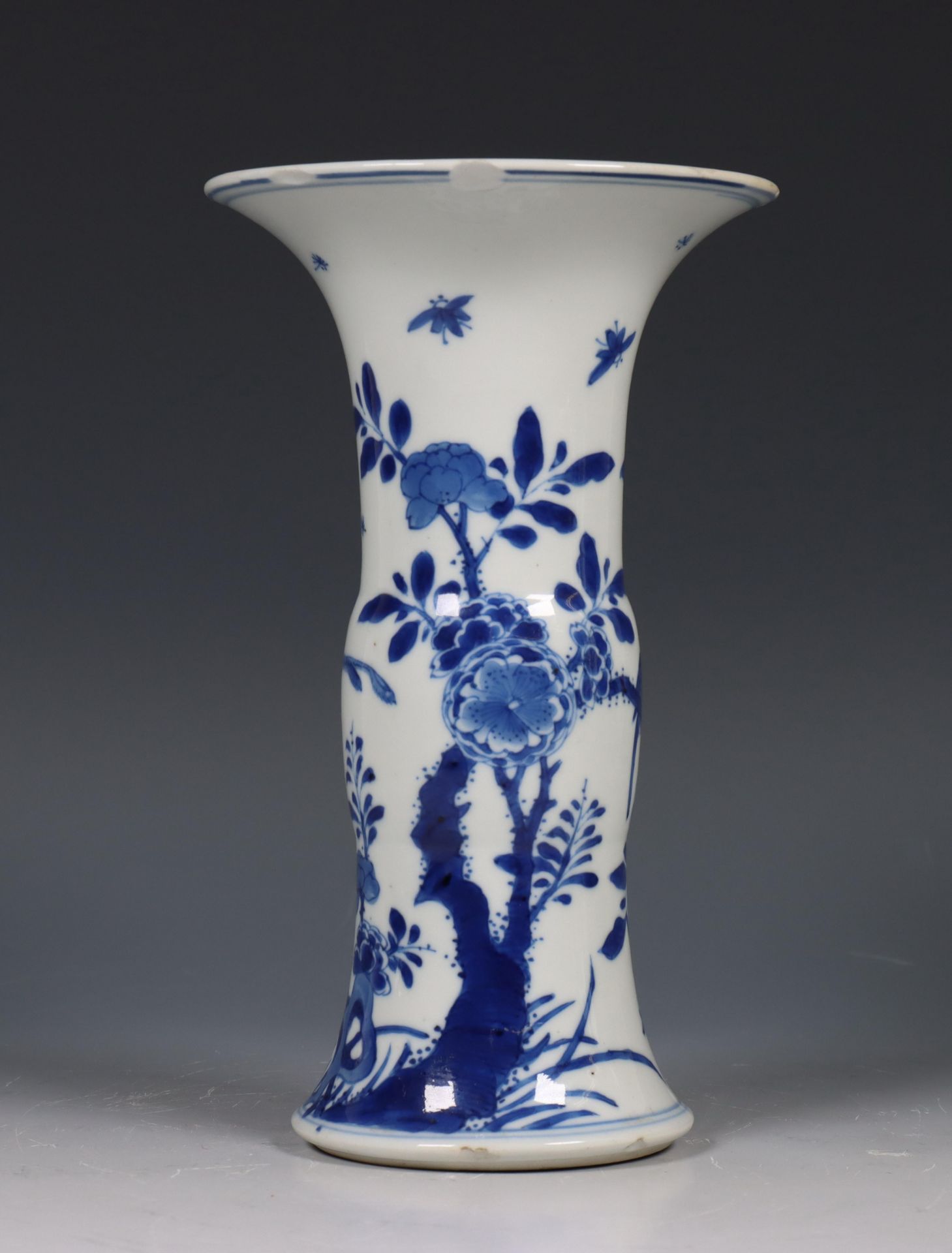 China, blauw-wit porseleinen trompetvaas, Kangxi periode (1662-1722), - Bild 2 aus 12