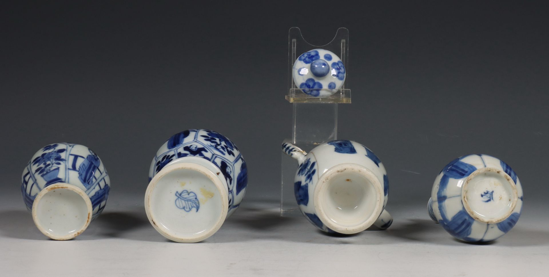 China, vier blauw-wit porseleinen vaasjes, 18e eeuw, - Bild 2 aus 6
