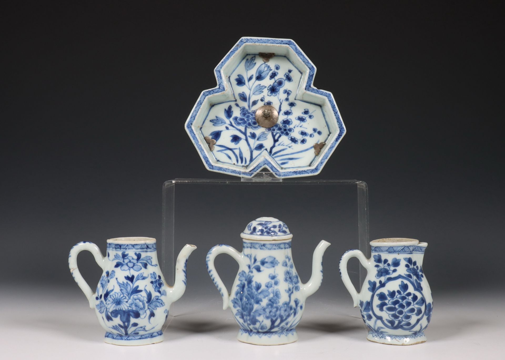 China, samengesteld blauw-wit porseleinen olie- en azijnstel, 18e eeuw, - Bild 4 aus 6