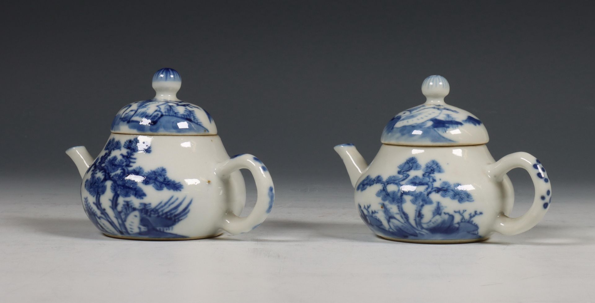 China, twee blauw-wit porseleinen theepotjes, 18e eeuw, - Bild 4 aus 10